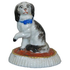 Ancienne figurine miniature en porcelaine du Staffordshire représentant un épagneul sur un chien coussin - 2