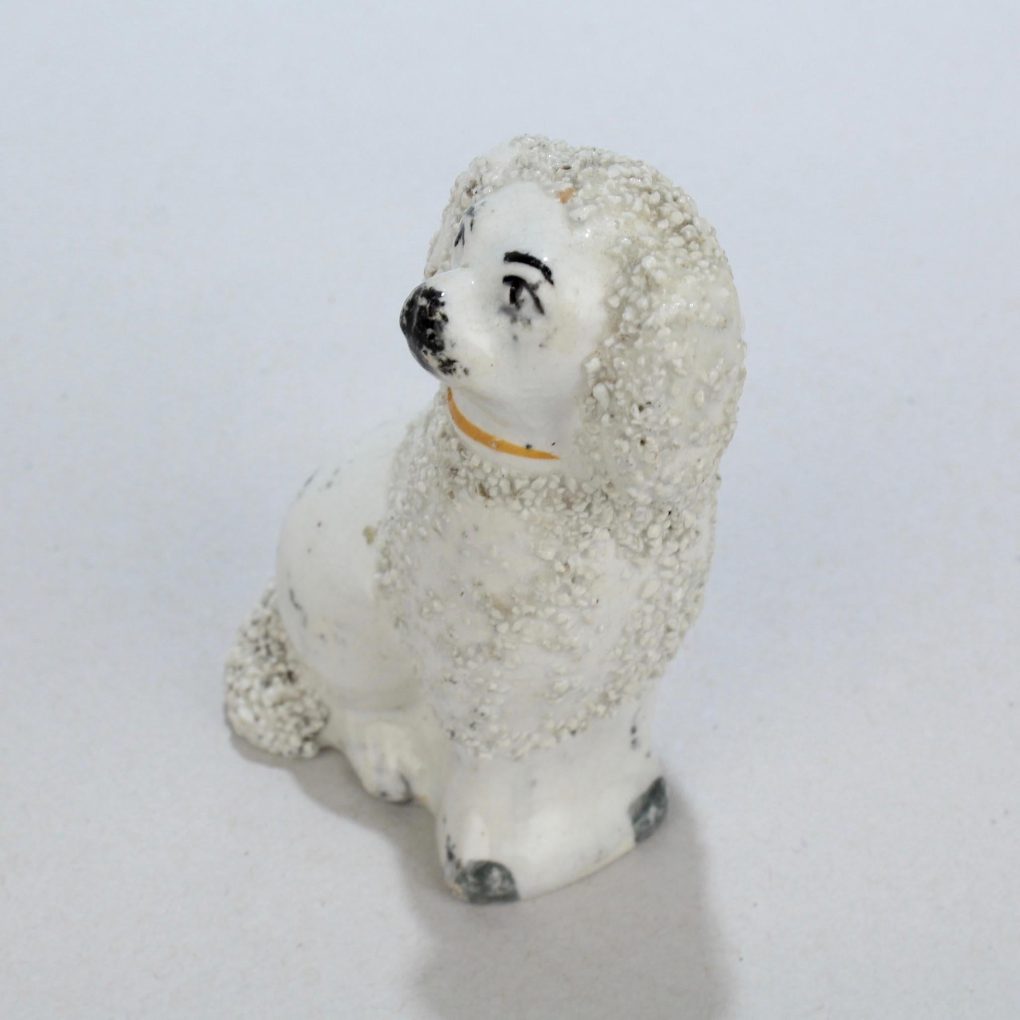 Ancienne figurine miniature de chien épagneul en poterie du Staffordshire avec fourrure de confetti en vente 4