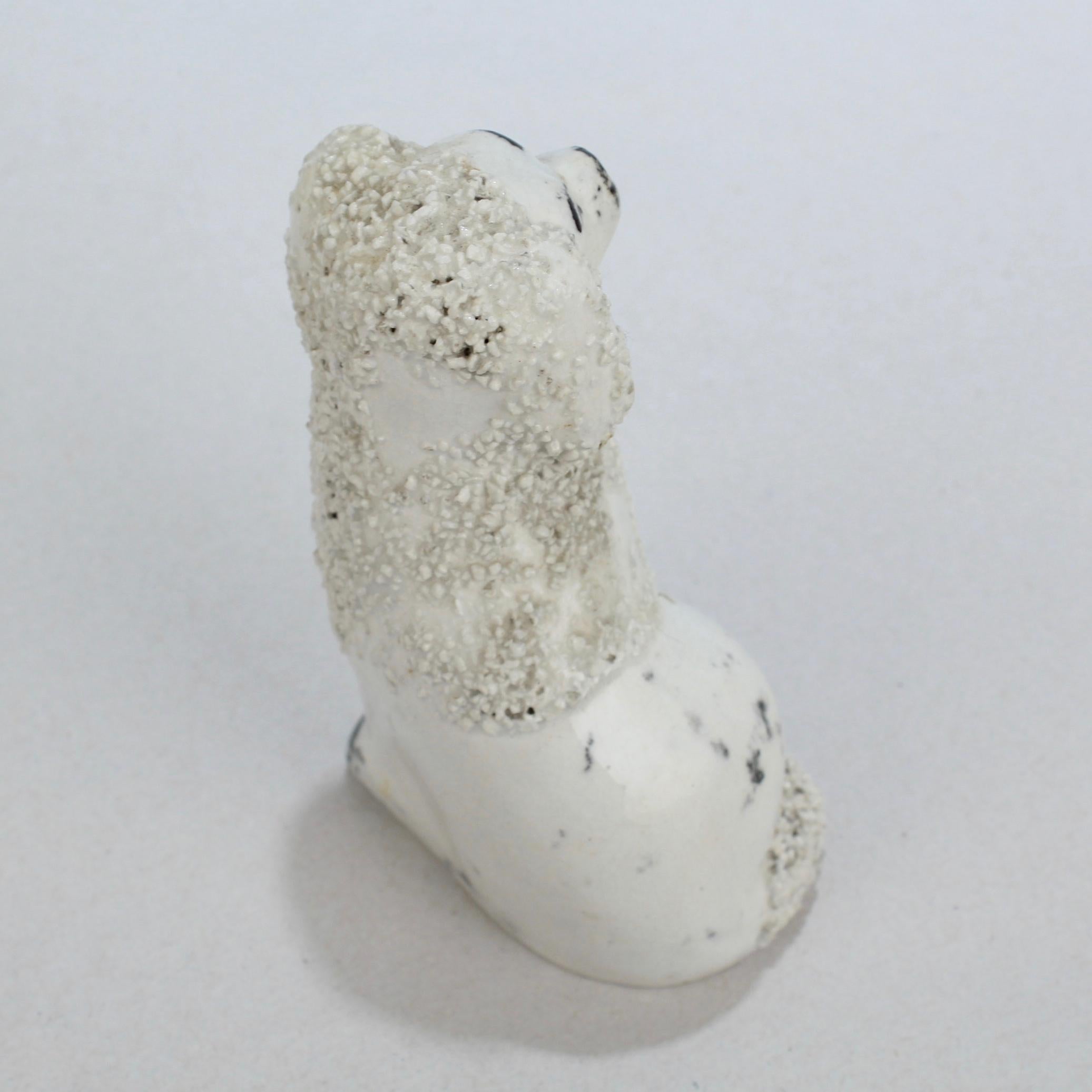 Ancienne figurine miniature de chien épagneul en poterie du Staffordshire avec fourrure de confetti en vente 5