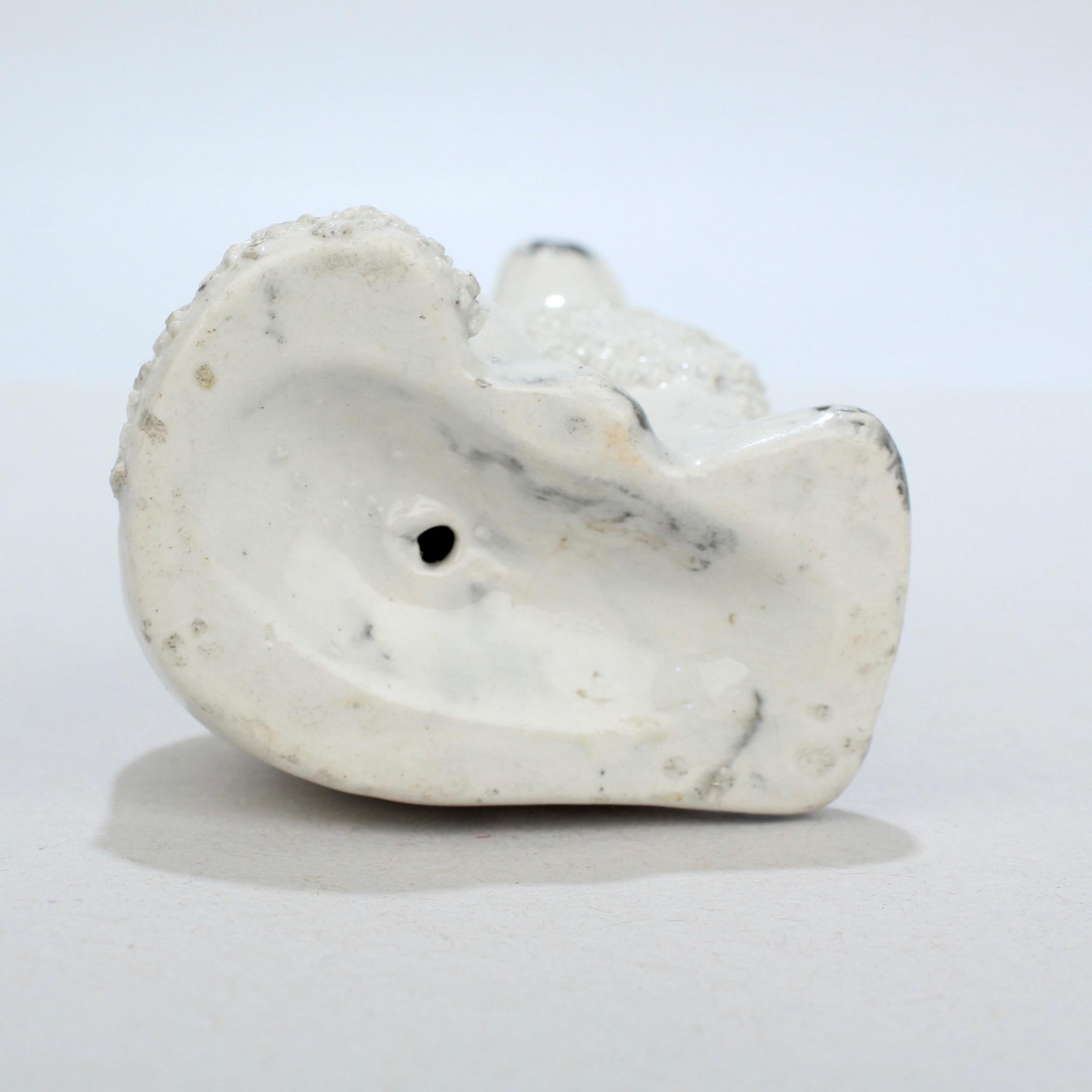 Ancienne figurine miniature de chien épagneul en poterie du Staffordshire avec fourrure de confetti en vente 6