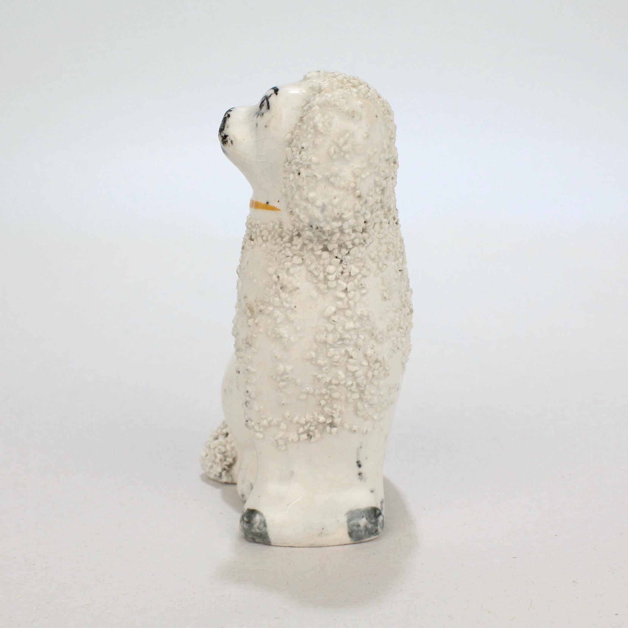 Victorien Ancienne figurine miniature de chien épagneul en poterie du Staffordshire avec fourrure de confetti en vente