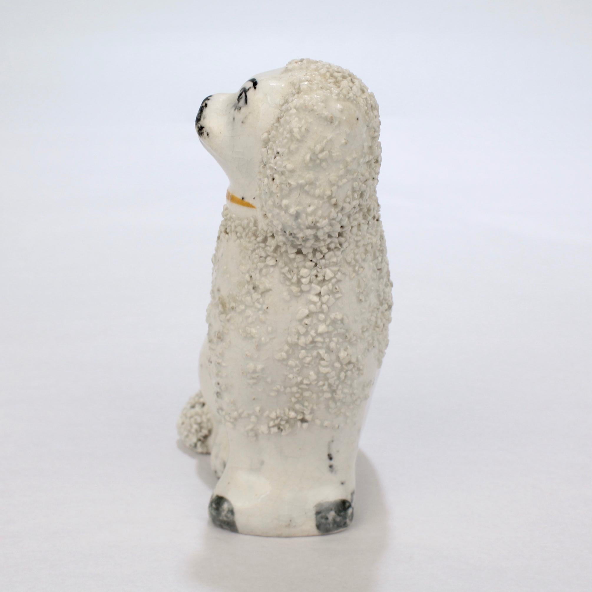 Britannique Ancienne figurine miniature de chien épagneul en poterie du Staffordshire avec fourrure de confetti en vente