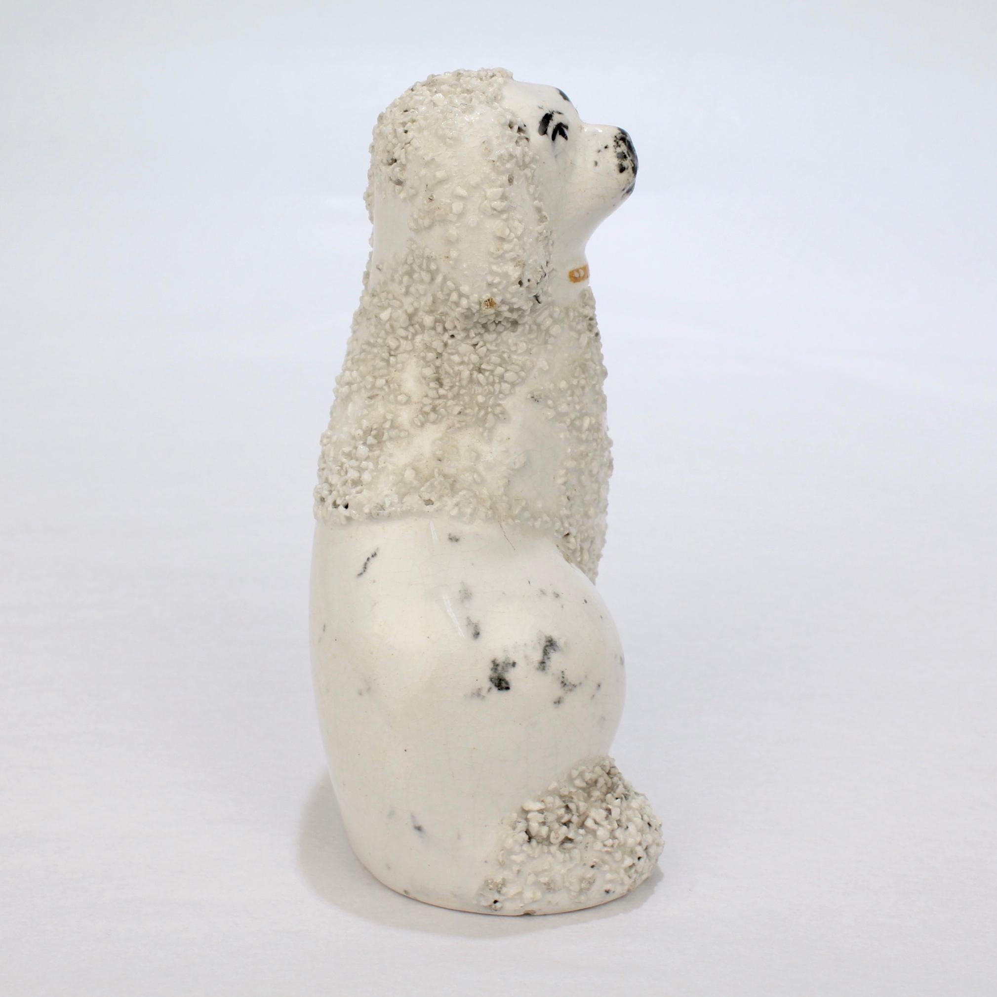 Poteries Ancienne figurine miniature de chien épagneul en poterie du Staffordshire avec fourrure de confetti en vente