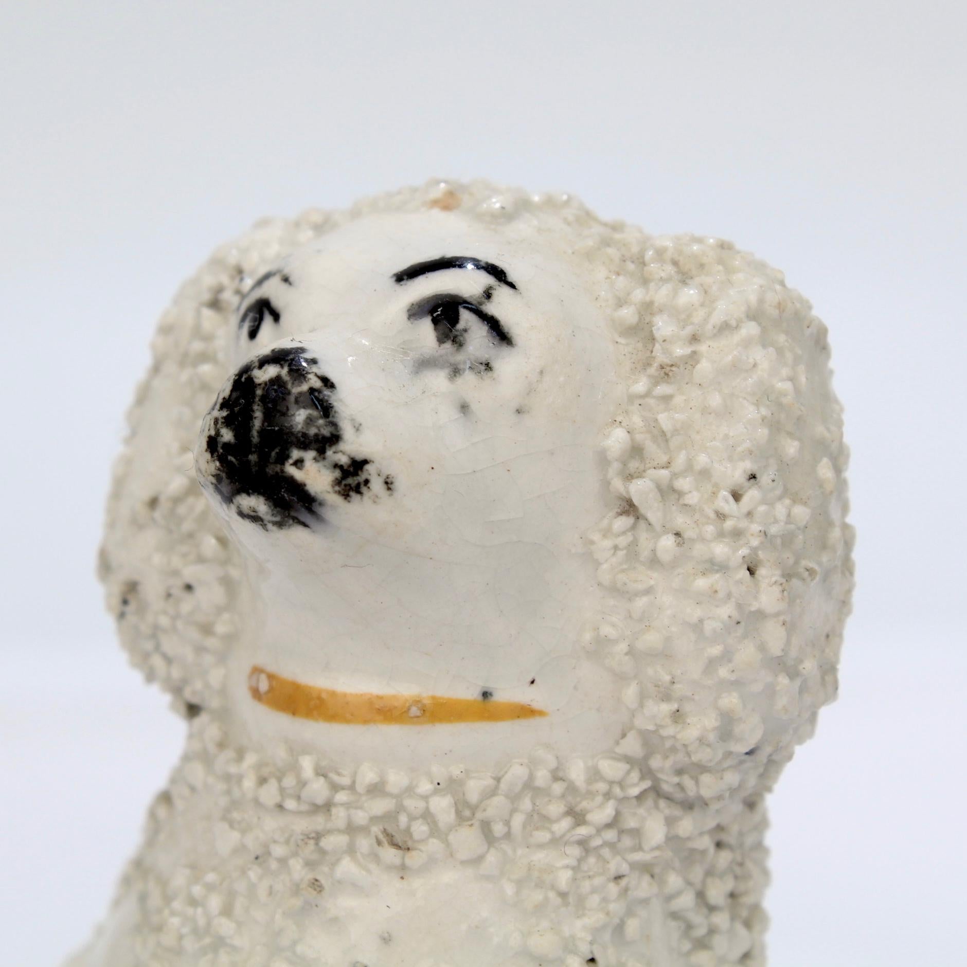 Ancienne figurine miniature de chien épagneul en poterie du Staffordshire avec fourrure de confetti en vente 1