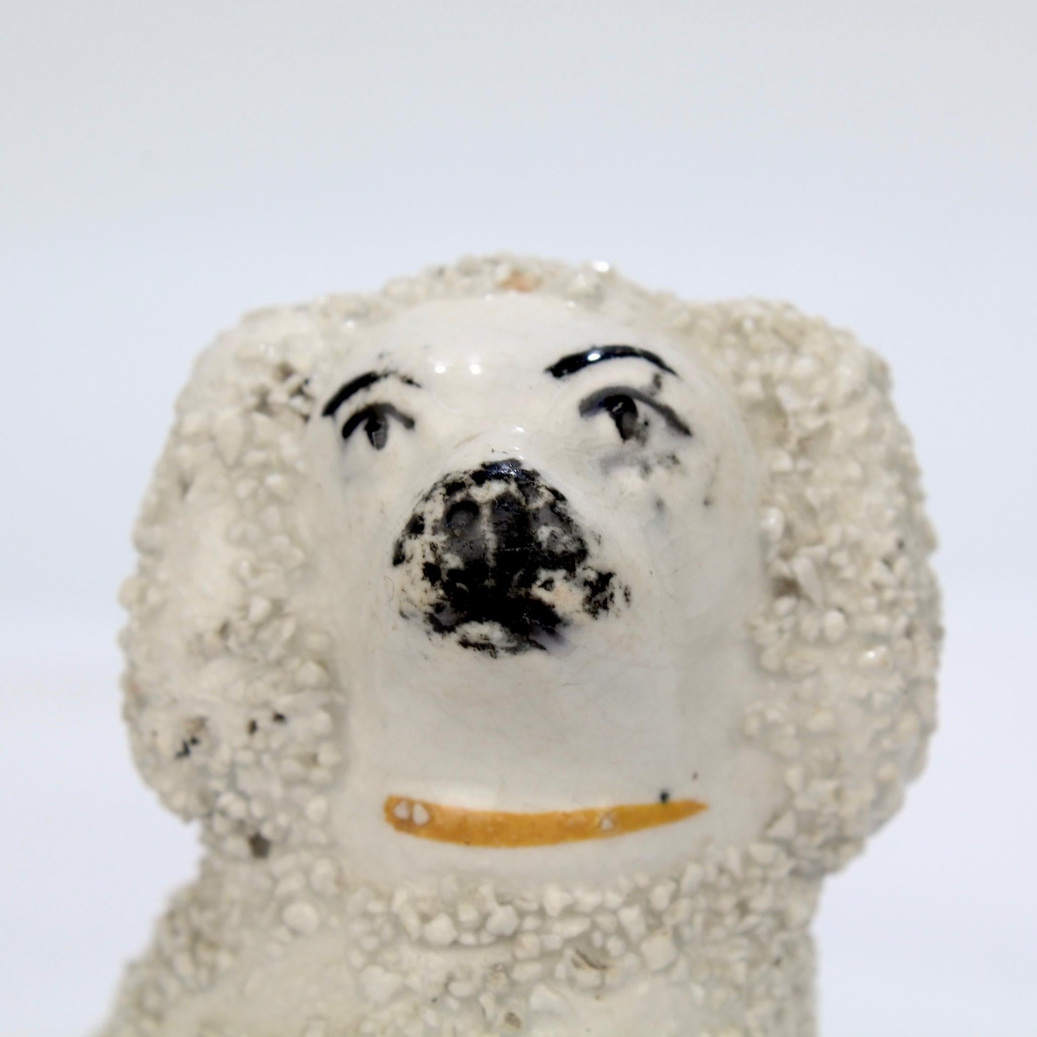 Ancienne figurine miniature de chien épagneul en poterie du Staffordshire avec fourrure de confetti en vente 2
