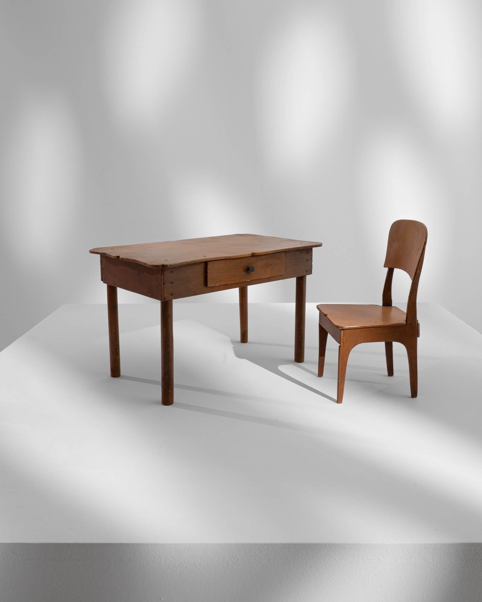 Antiker Miniatur Tisch und Stuhl im Angebot 4
