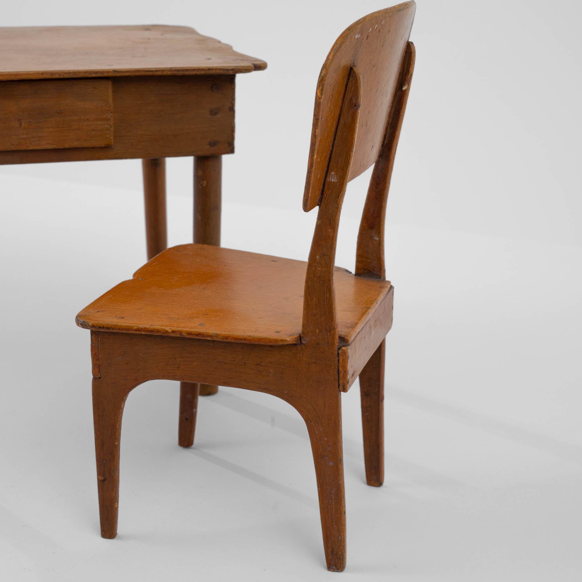 Antiker Miniatur Tisch und Stuhl im Angebot 7