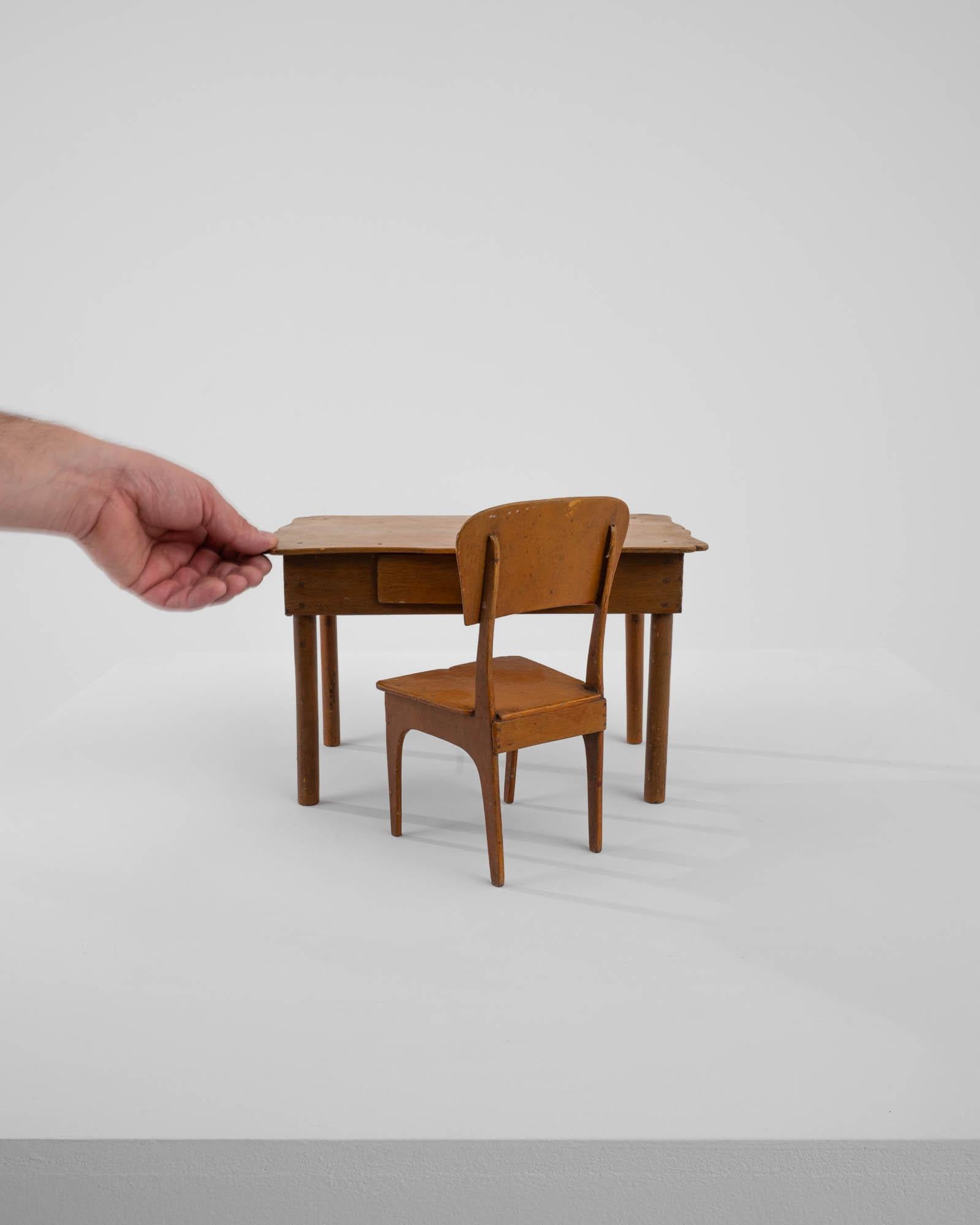 Antiker Miniatur Tisch und Stuhl (Europäisch) im Angebot