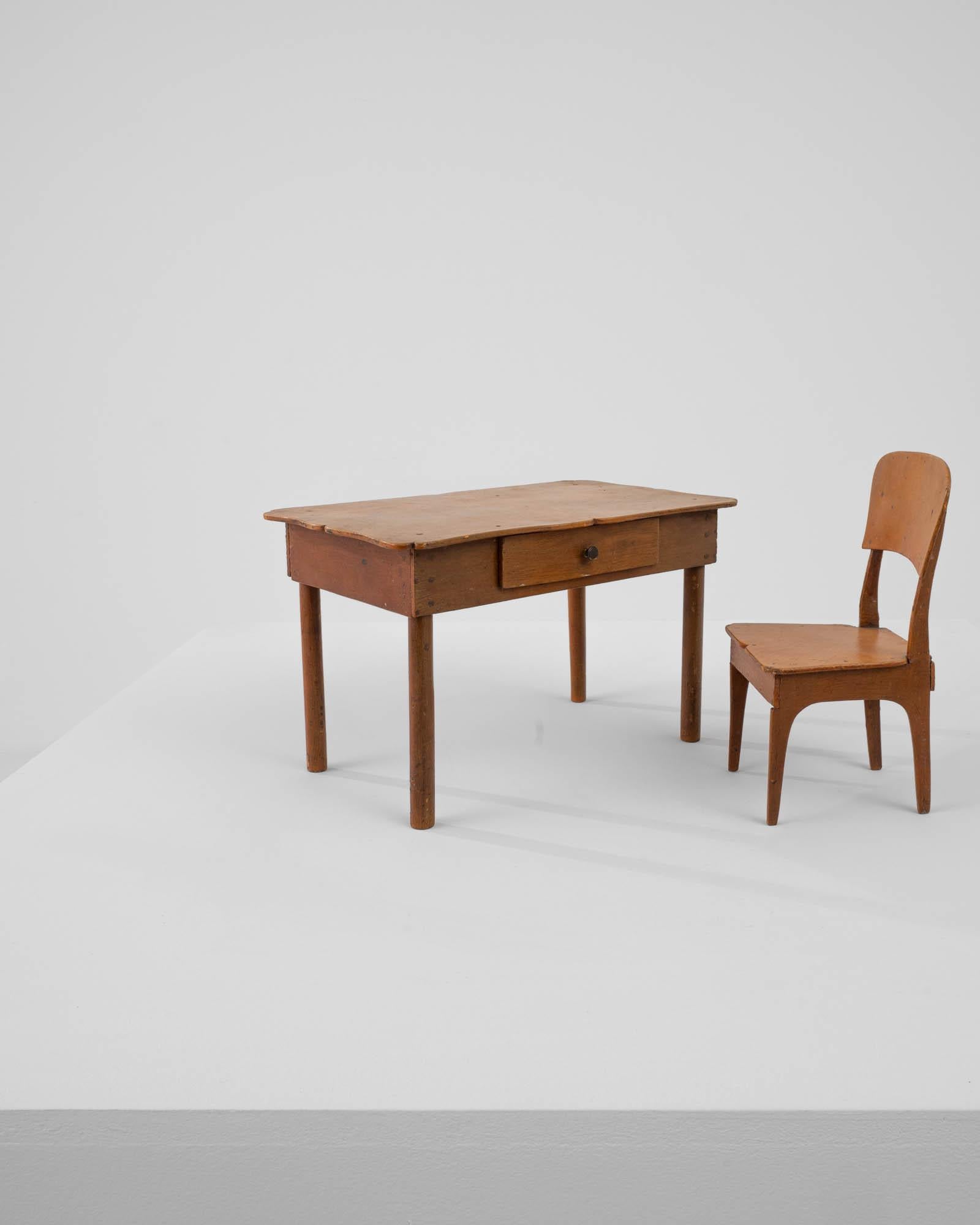 Antiker Miniatur Tisch und Stuhl (Holz) im Angebot