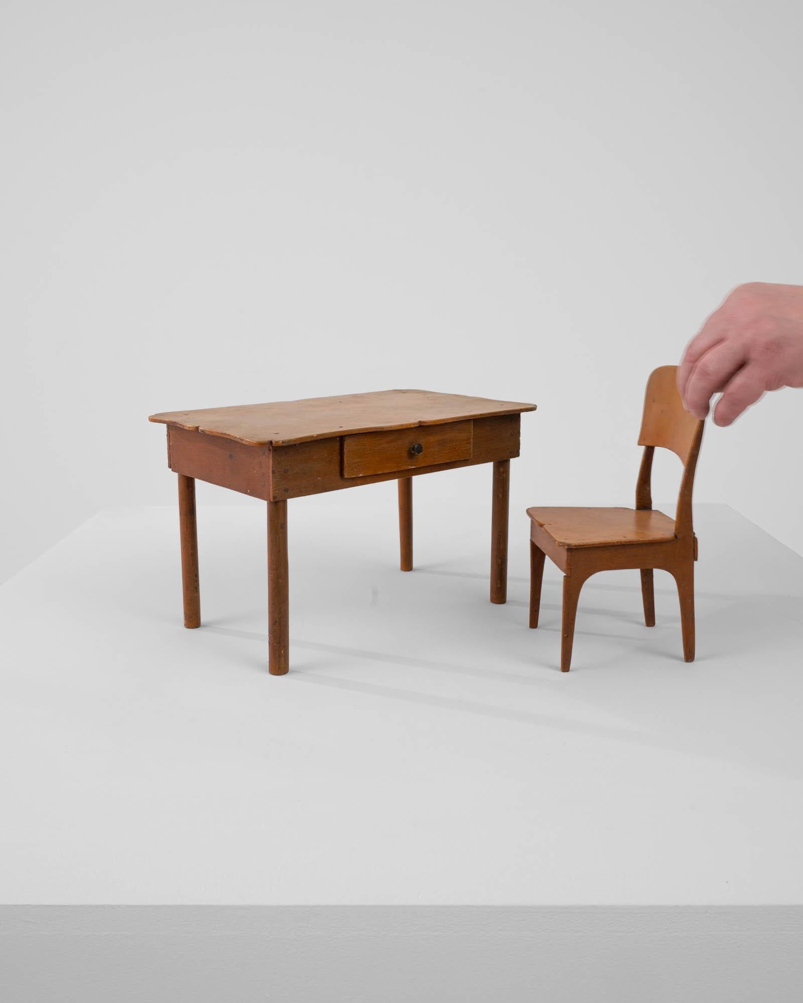 Antiker Miniatur Tisch und Stuhl im Angebot 1