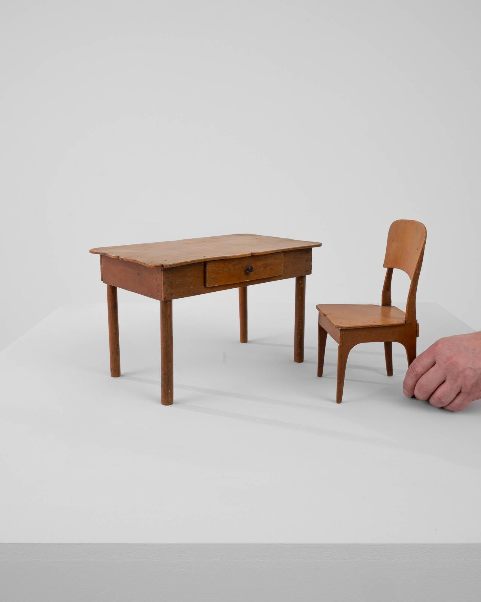Antiker Miniatur Tisch und Stuhl im Angebot 2