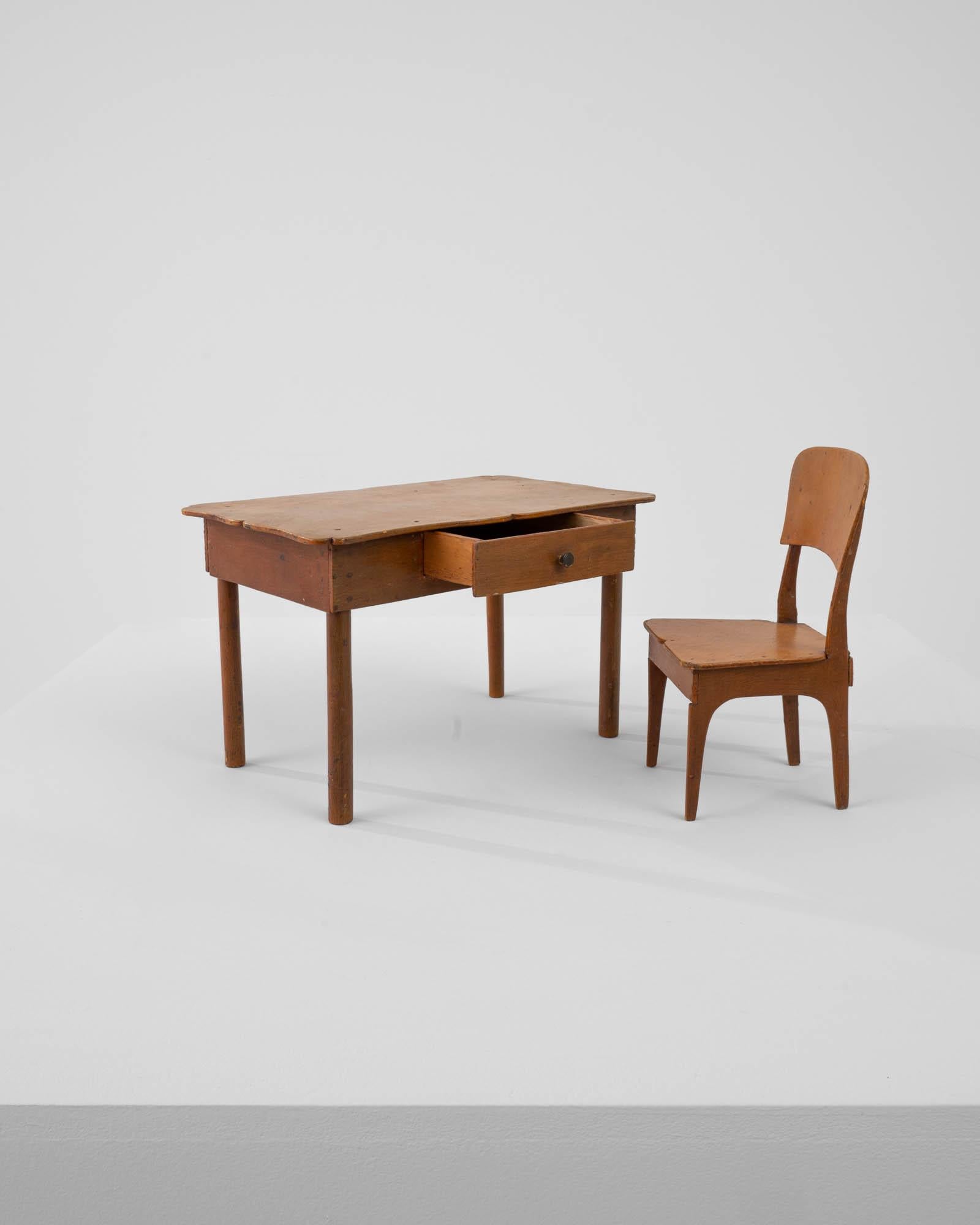 Antiker Miniatur Tisch und Stuhl im Angebot 3