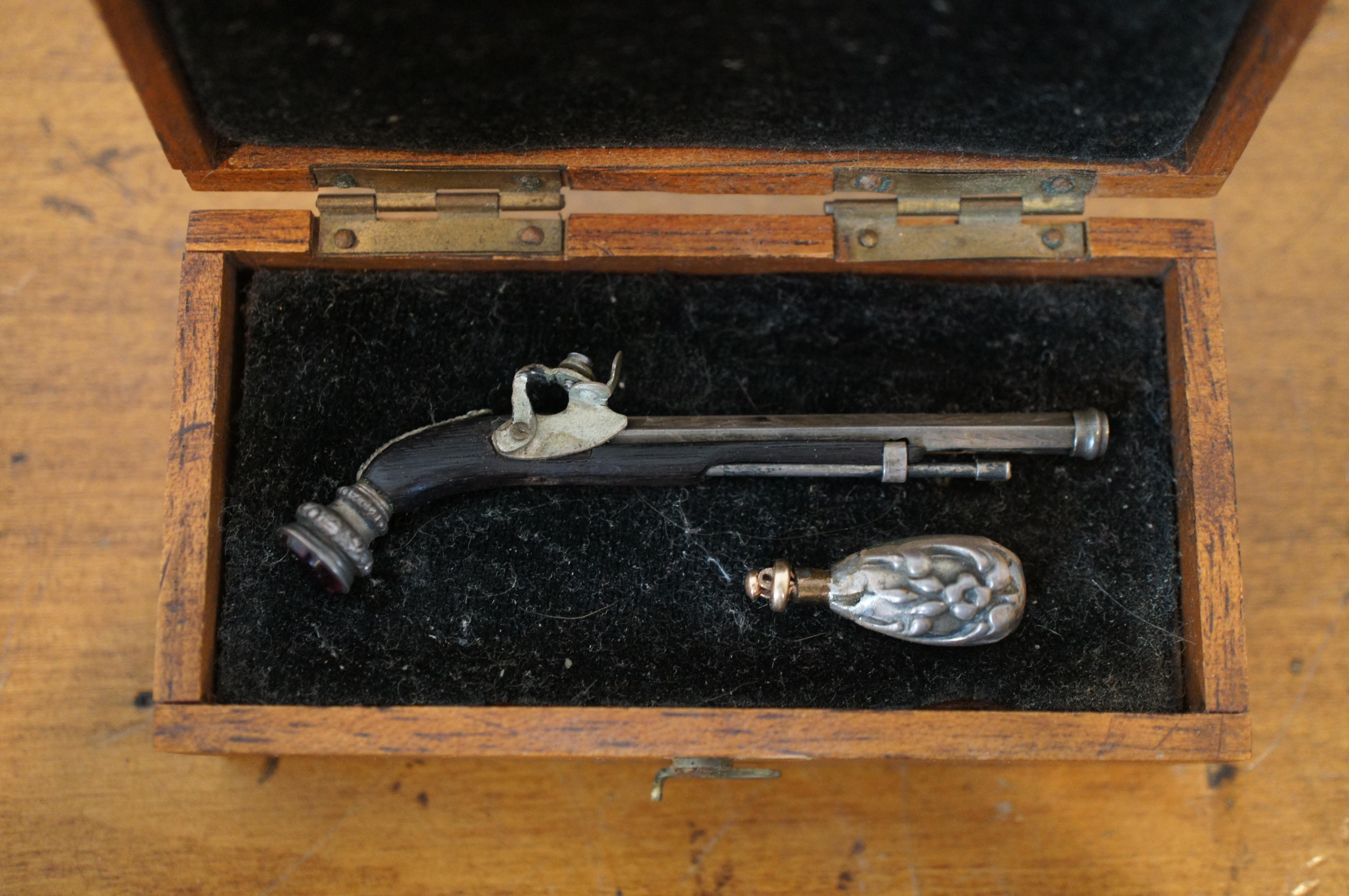 Antique Miniature Toy Replica Flintlock Pistol Rifle Powder Flask & Case  In Good Condition In Dayton, OH