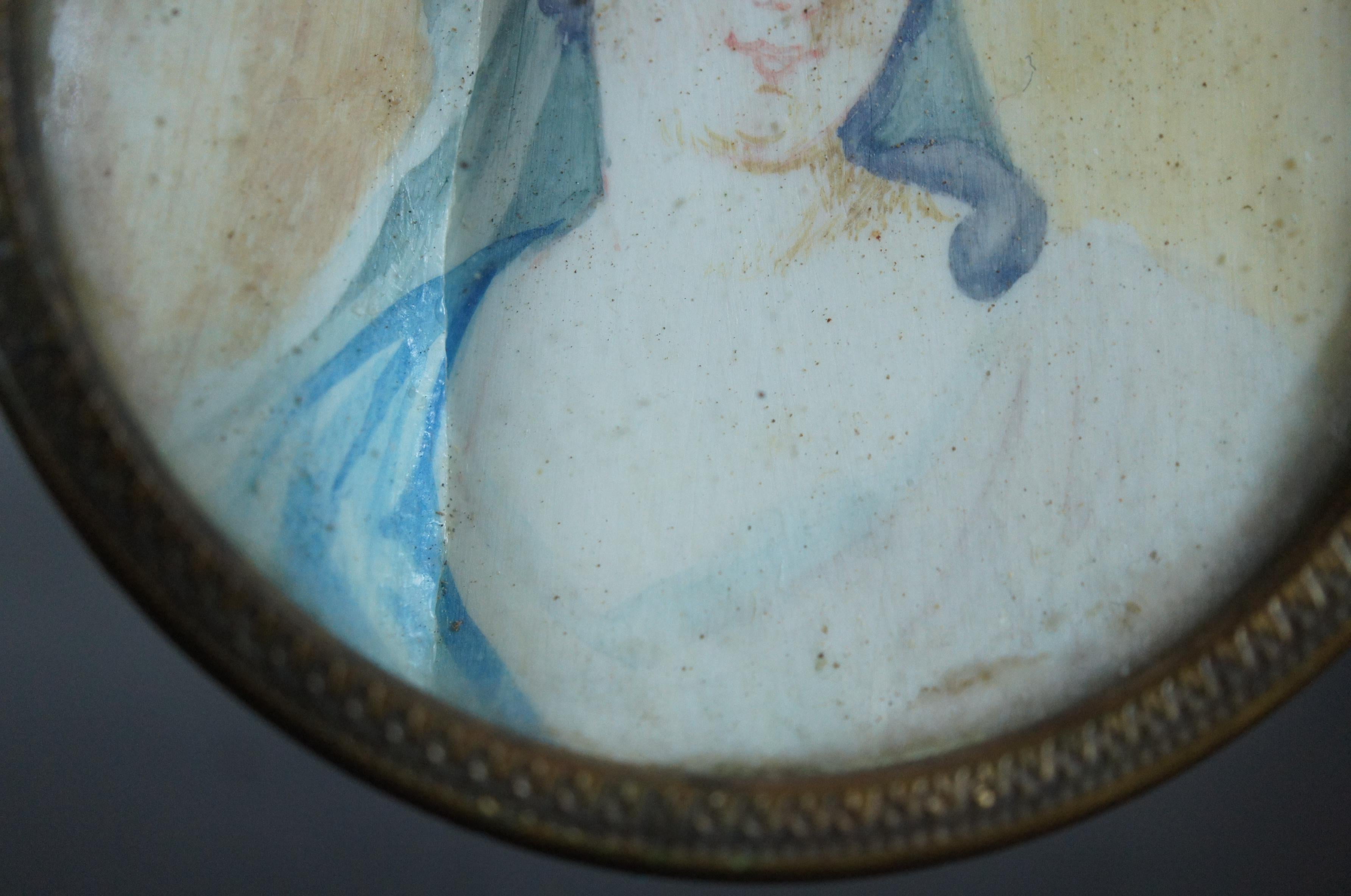 Peinture à l'aquarelle miniature ancienne avec cadre néoclassique représentant un portrait de femme en vente 4