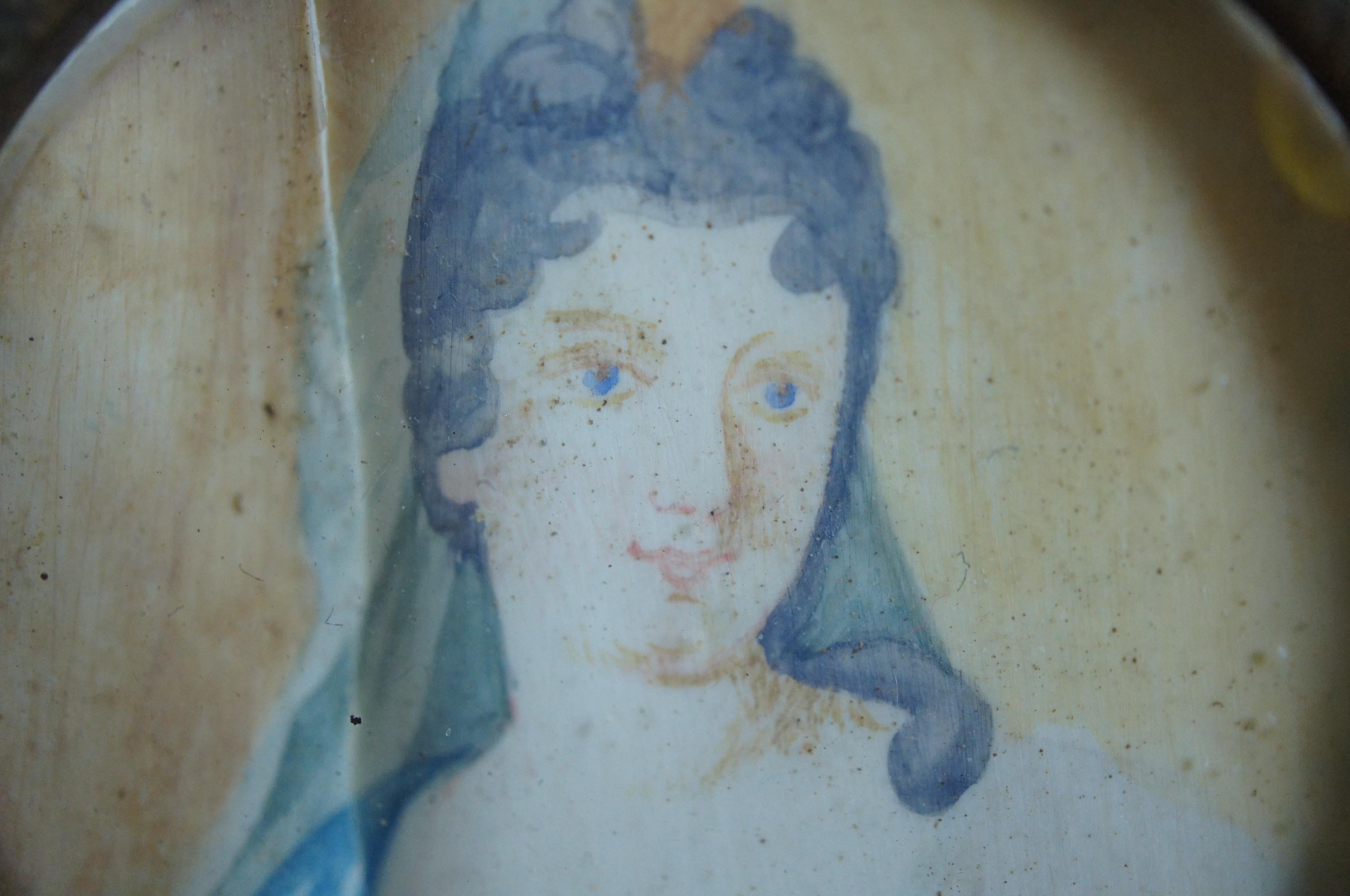 Peinture à l'aquarelle miniature ancienne avec cadre néoclassique représentant un portrait de femme en vente 3