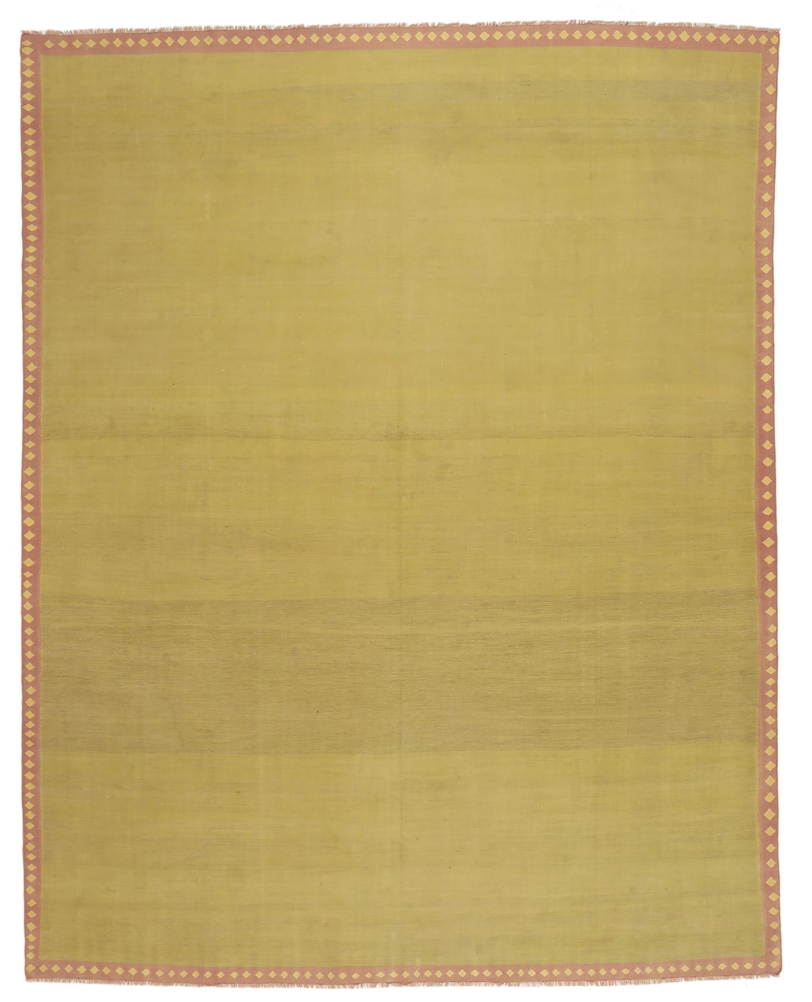 Le tissage de tapis de coton à tissage plat, appelés dhurries, est mentionné dans les chroniques mogholes du XVe siècle. Probablement l'une des premières formes de revêtement de sol, les dhurries ont été tissées dans différents formats selon leur