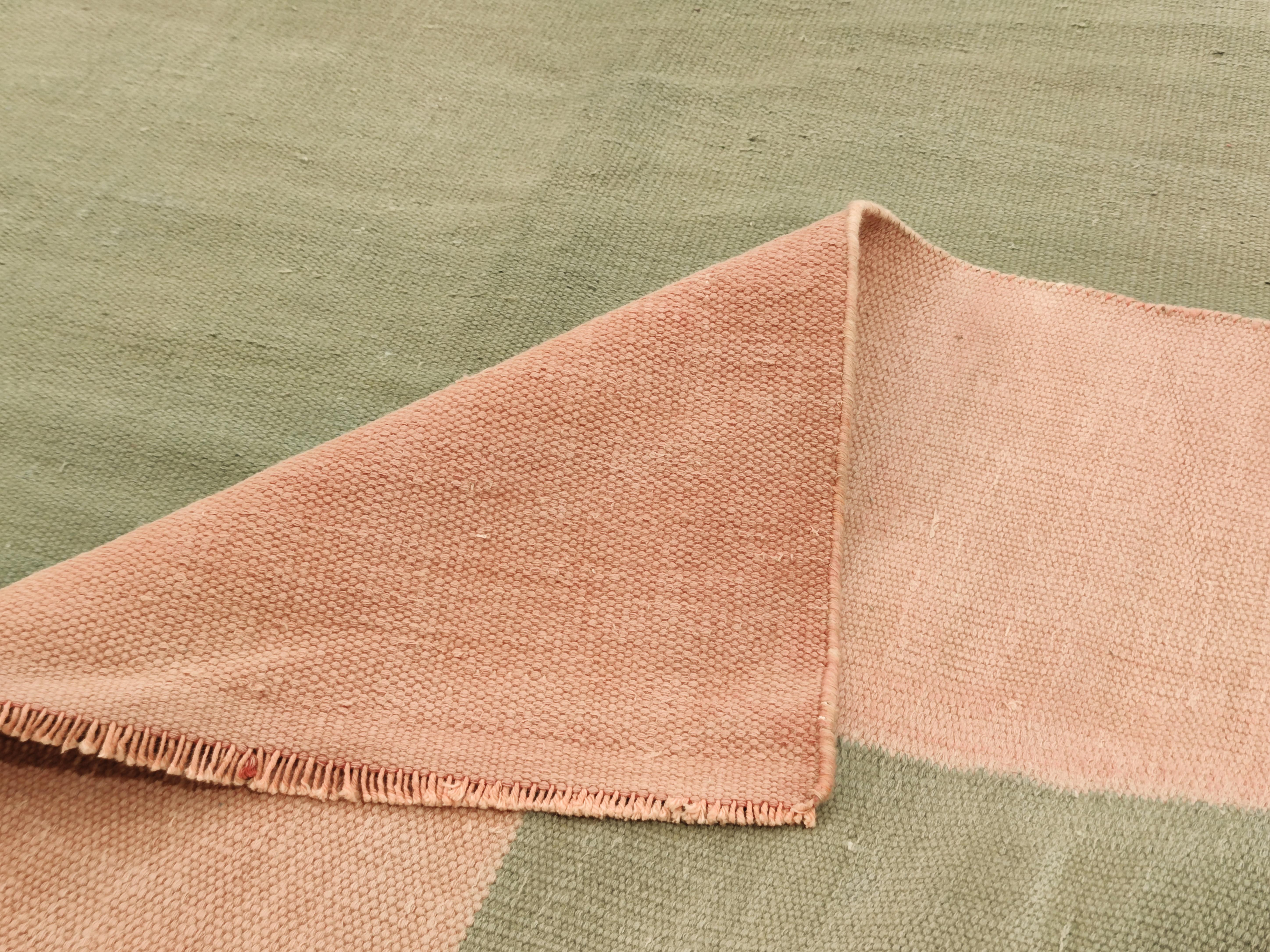 Antike antike minimalistische indische Dhurrie aus Baumwolle in Tealgrün und hellem Pfirsich (Handgewebt) im Angebot