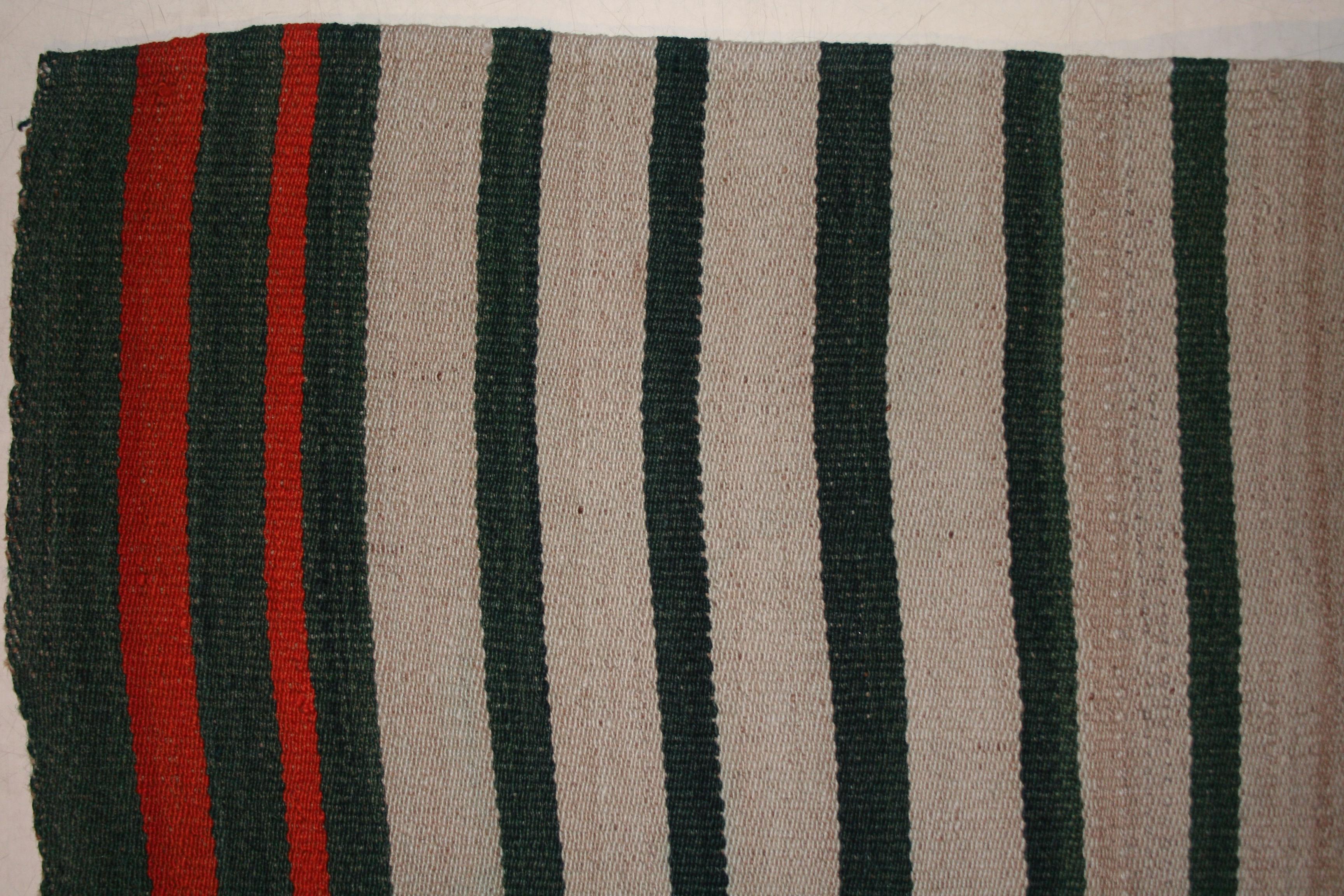 Antiker, minimalistischer Flachgewebter Jajim-Teppich mit vertikalen elfenbeinfarbenen/grünen Streifen (Kelim) im Angebot