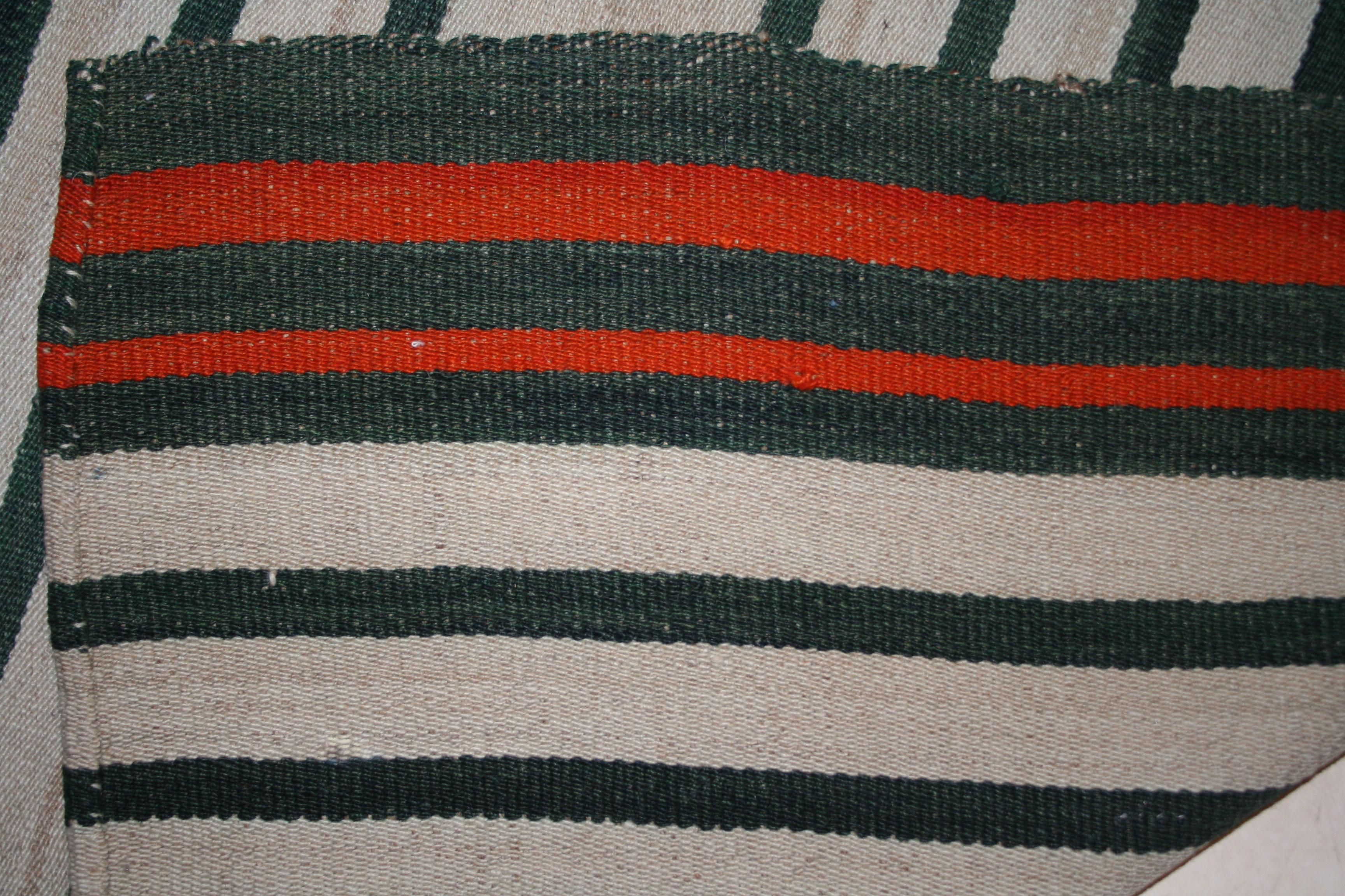 Antiker, minimalistischer Flachgewebter Jajim-Teppich mit vertikalen elfenbeinfarbenen/grünen Streifen (Türkisch) im Angebot