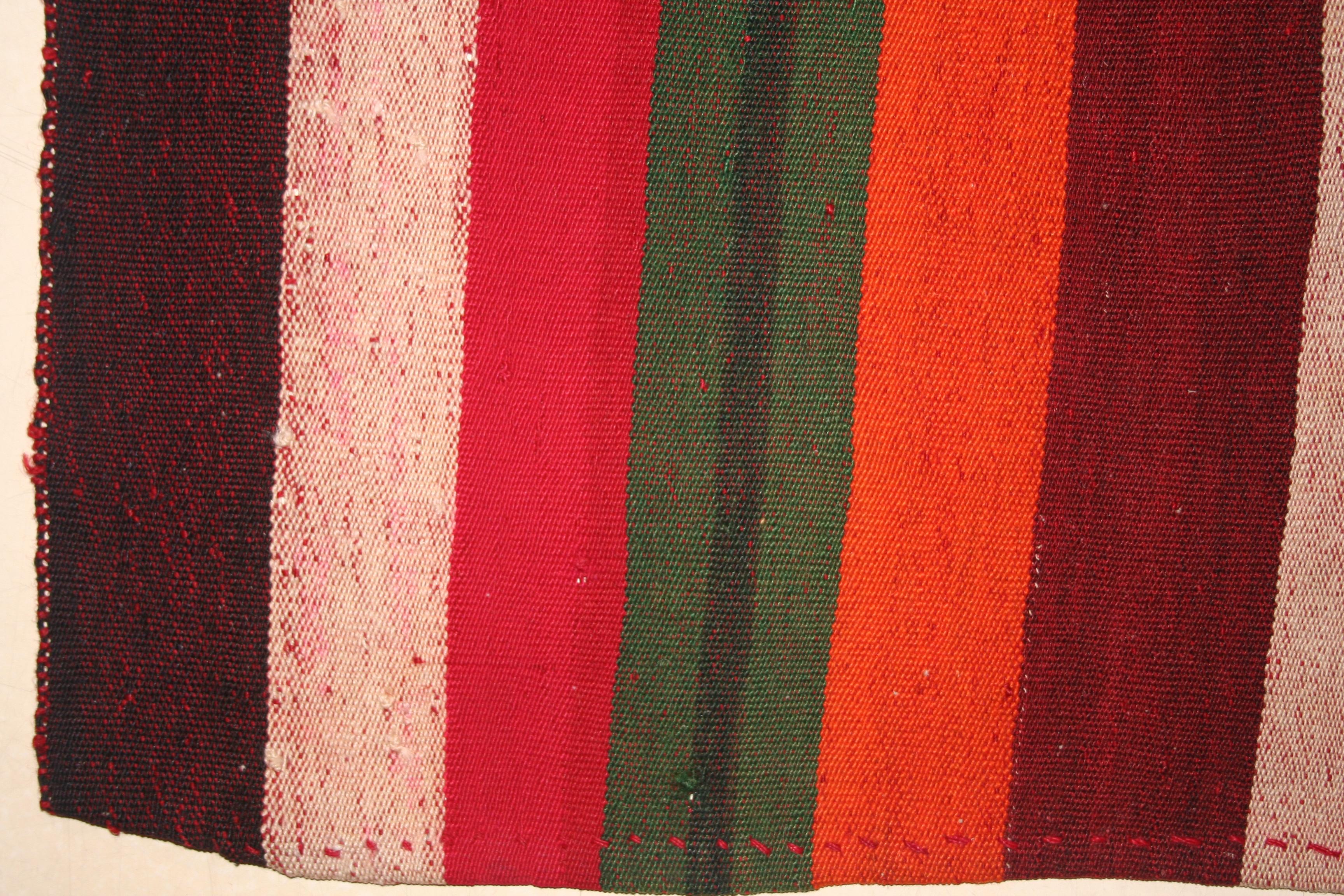 Antiker minimalistischer Jajim-Flachgewebeteppich mit vertikalen mehrfarbigen Streifen (Türkisch) im Angebot