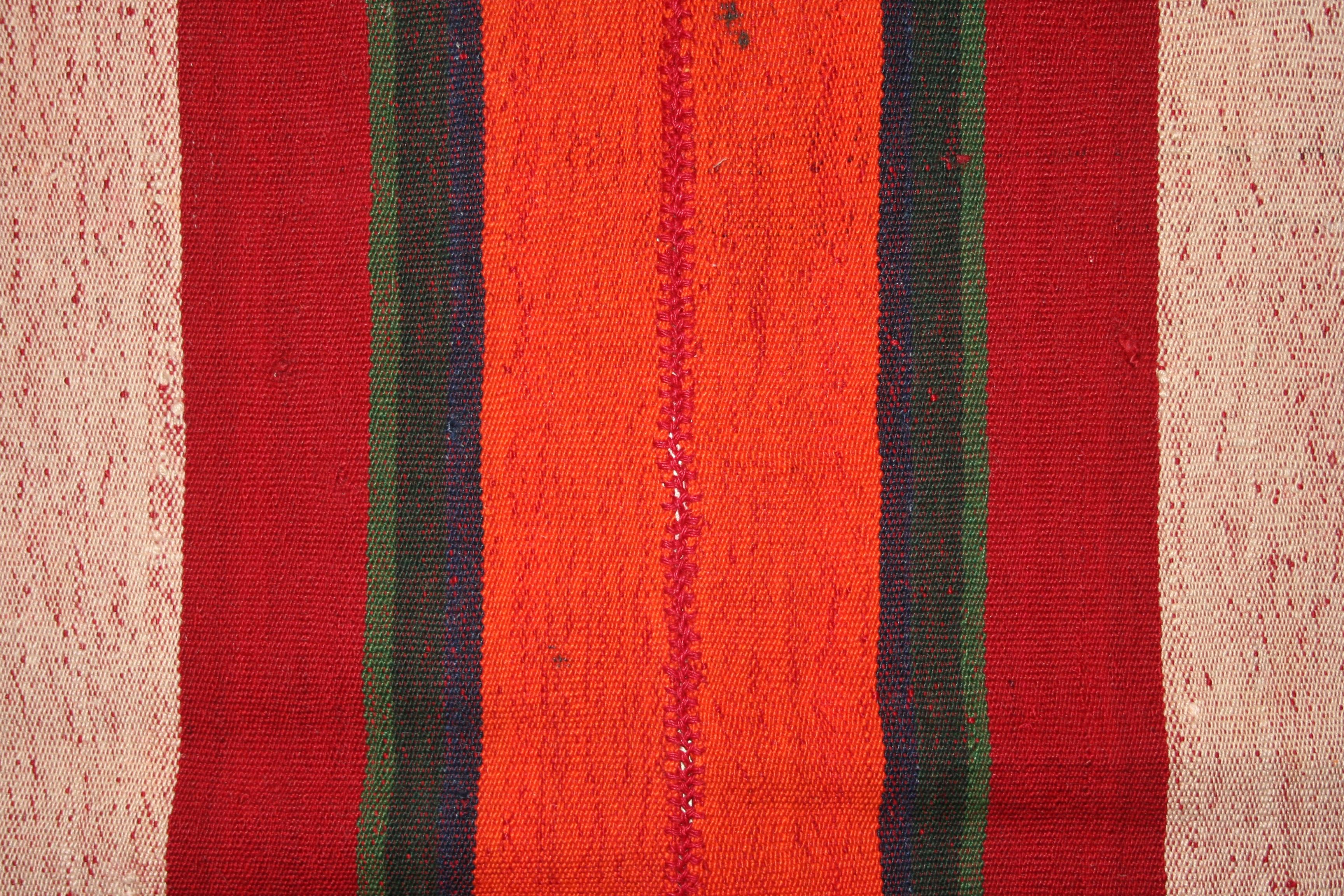 Antiker minimalistischer Jajim-Flachgewebeteppich mit vertikalen mehrfarbigen Streifen (Handgewebt) im Angebot