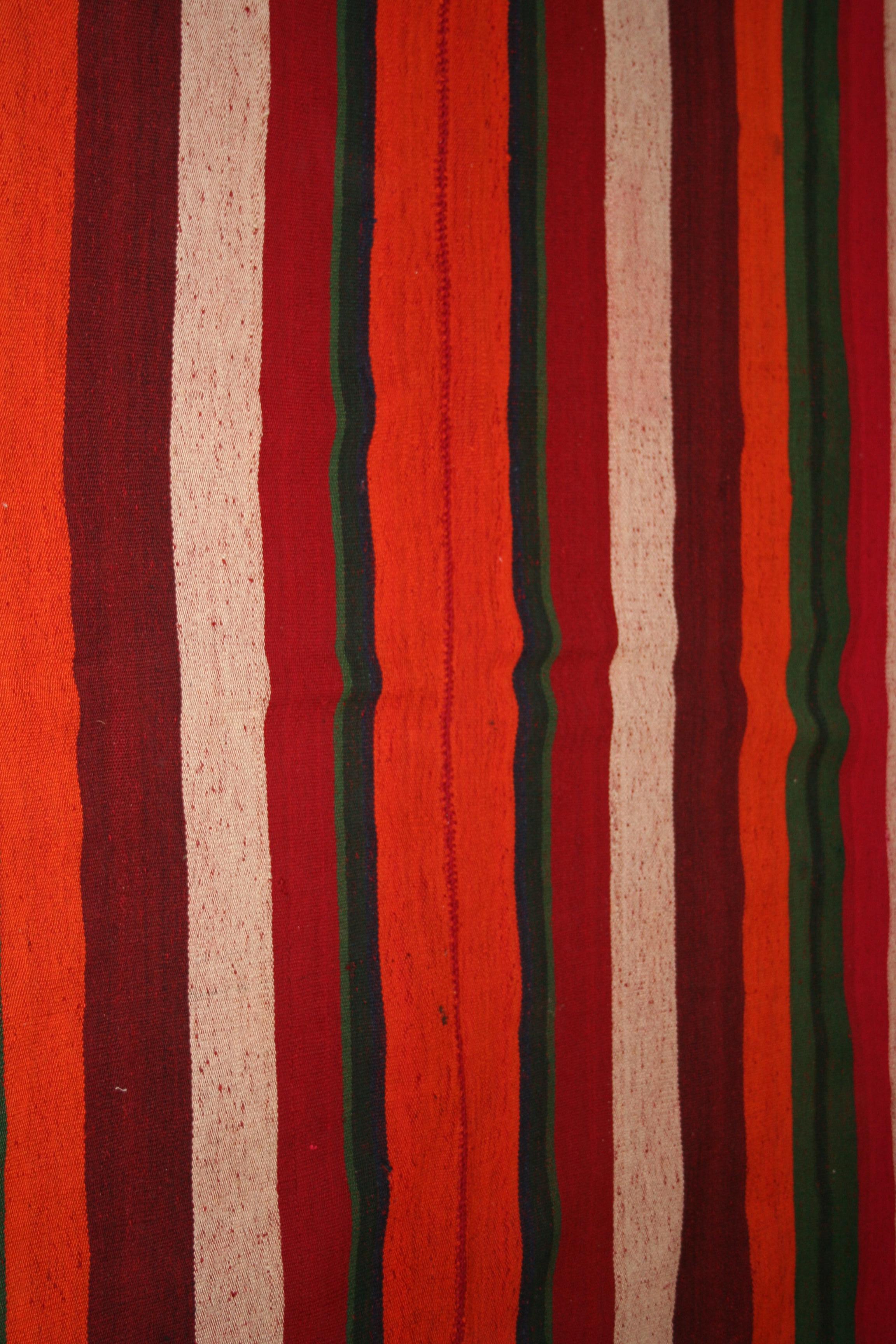Antiker minimalistischer Jajim-Flachgewebeteppich mit vertikalen mehrfarbigen Streifen im Zustand „Hervorragend“ im Angebot in Milan, IT