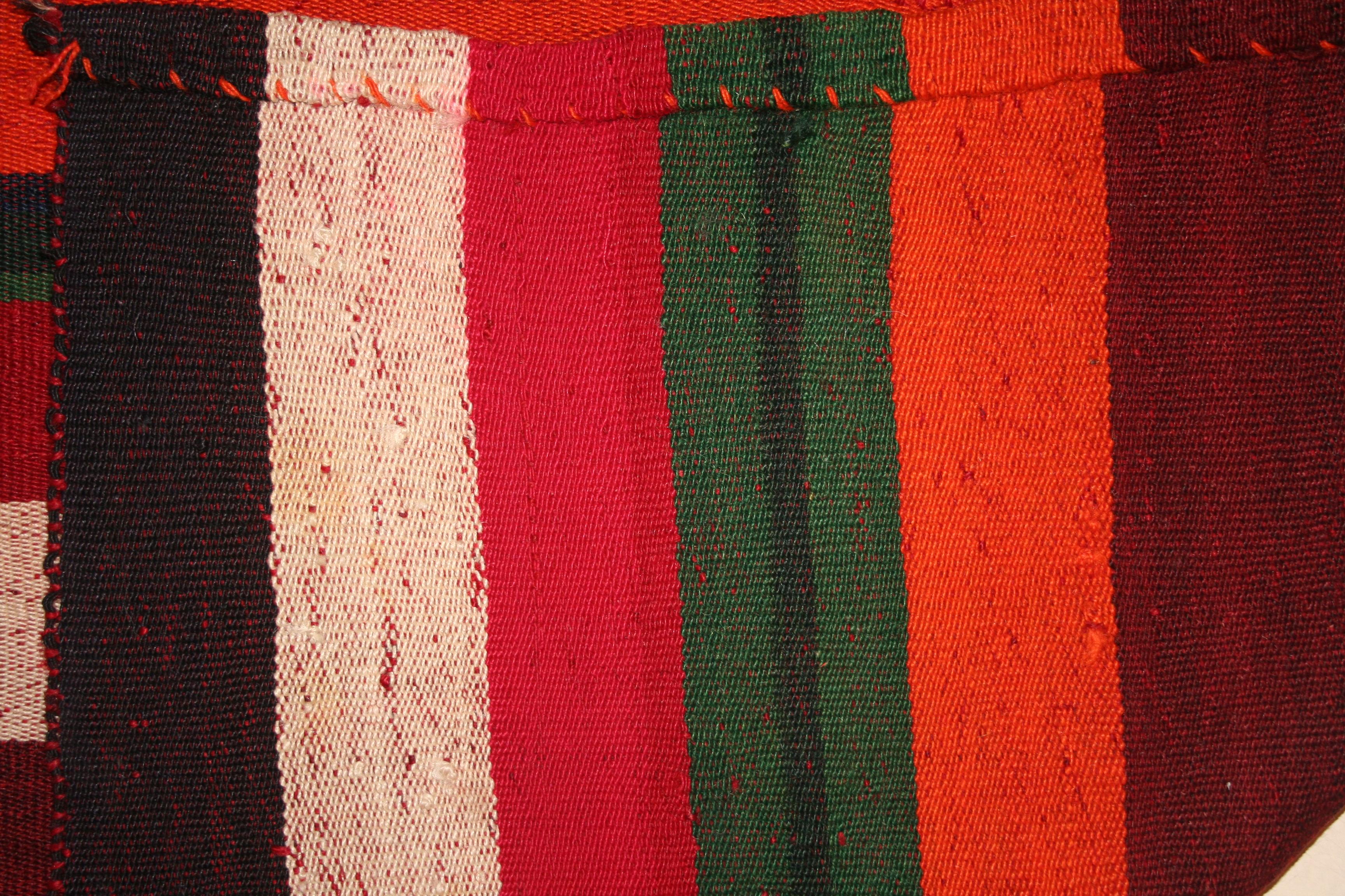 Antiker minimalistischer Jajim-Flachgewebeteppich mit vertikalen mehrfarbigen Streifen (20. Jahrhundert) im Angebot