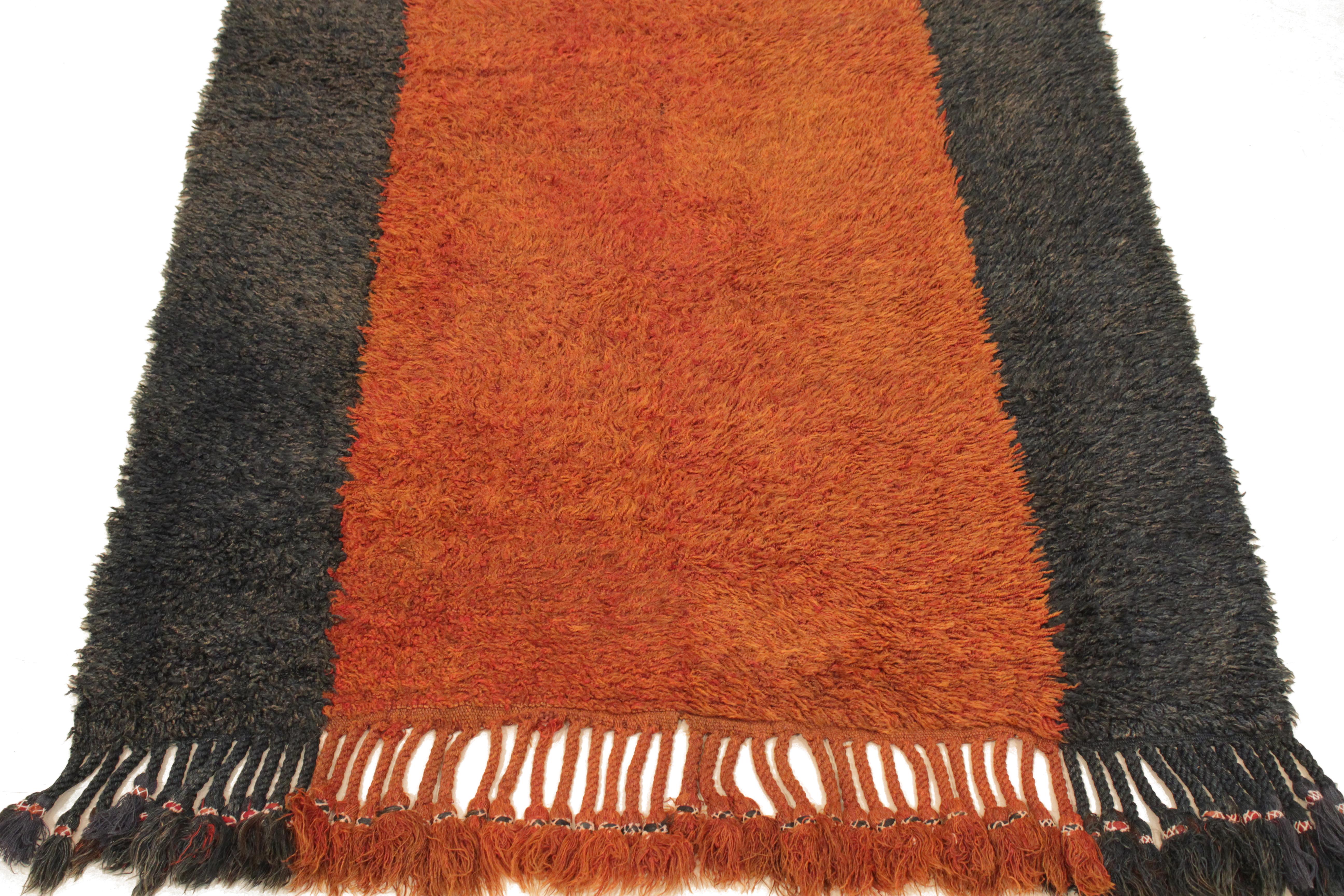 A stunning Uzbek julkhyr rug woven in three joined panels, composed of vertical stripes in indigo blue and madder brick red. The ancient modernity of tribal weavings such as this piece is testified by the minimalist flavour of the pattern. The silky