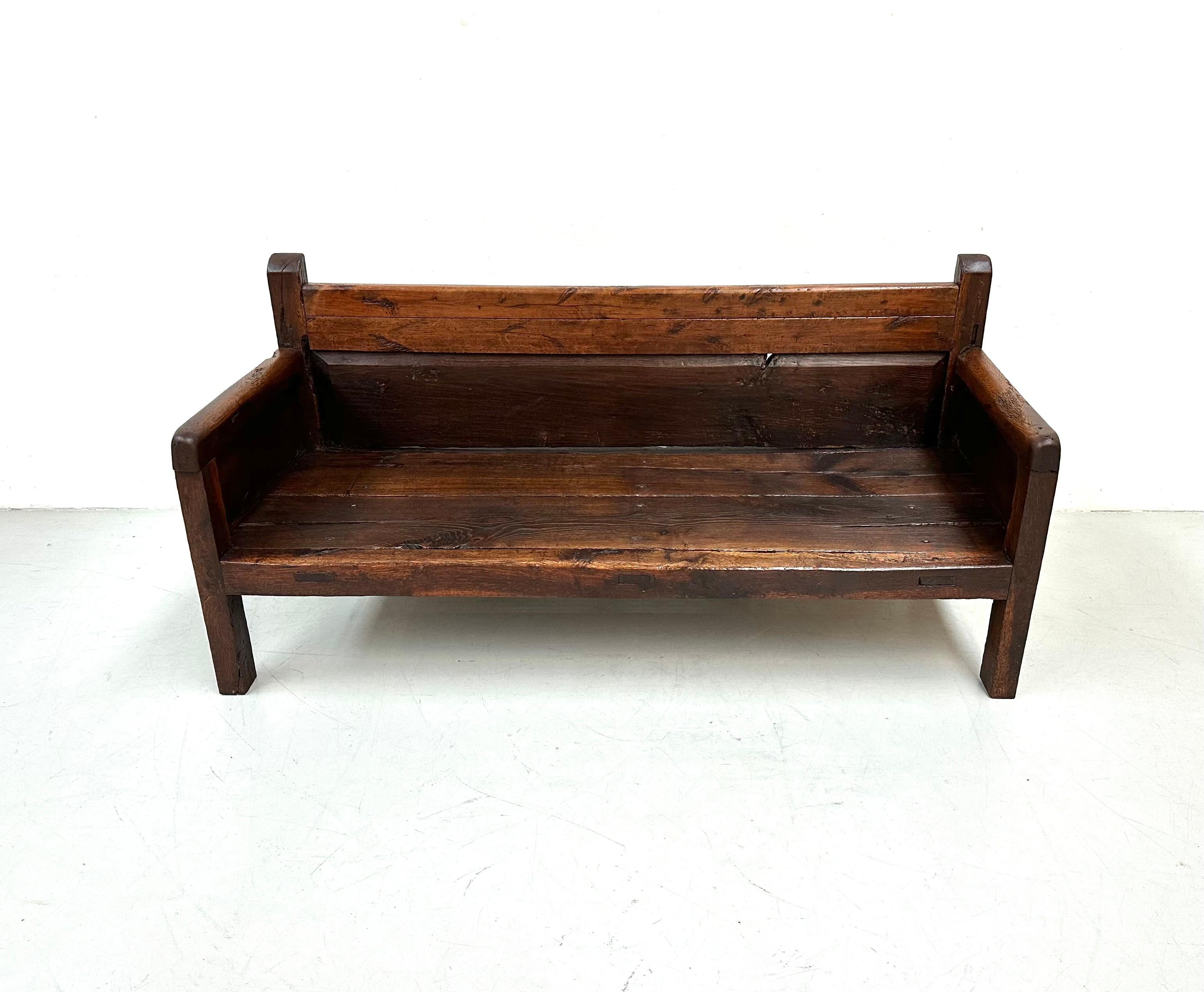 Antique Handmade Minimalistic Spanish Chestnut Wood Bench, Early 19th Century In Good Condition For Sale In Eindhoven, Noord Brabant