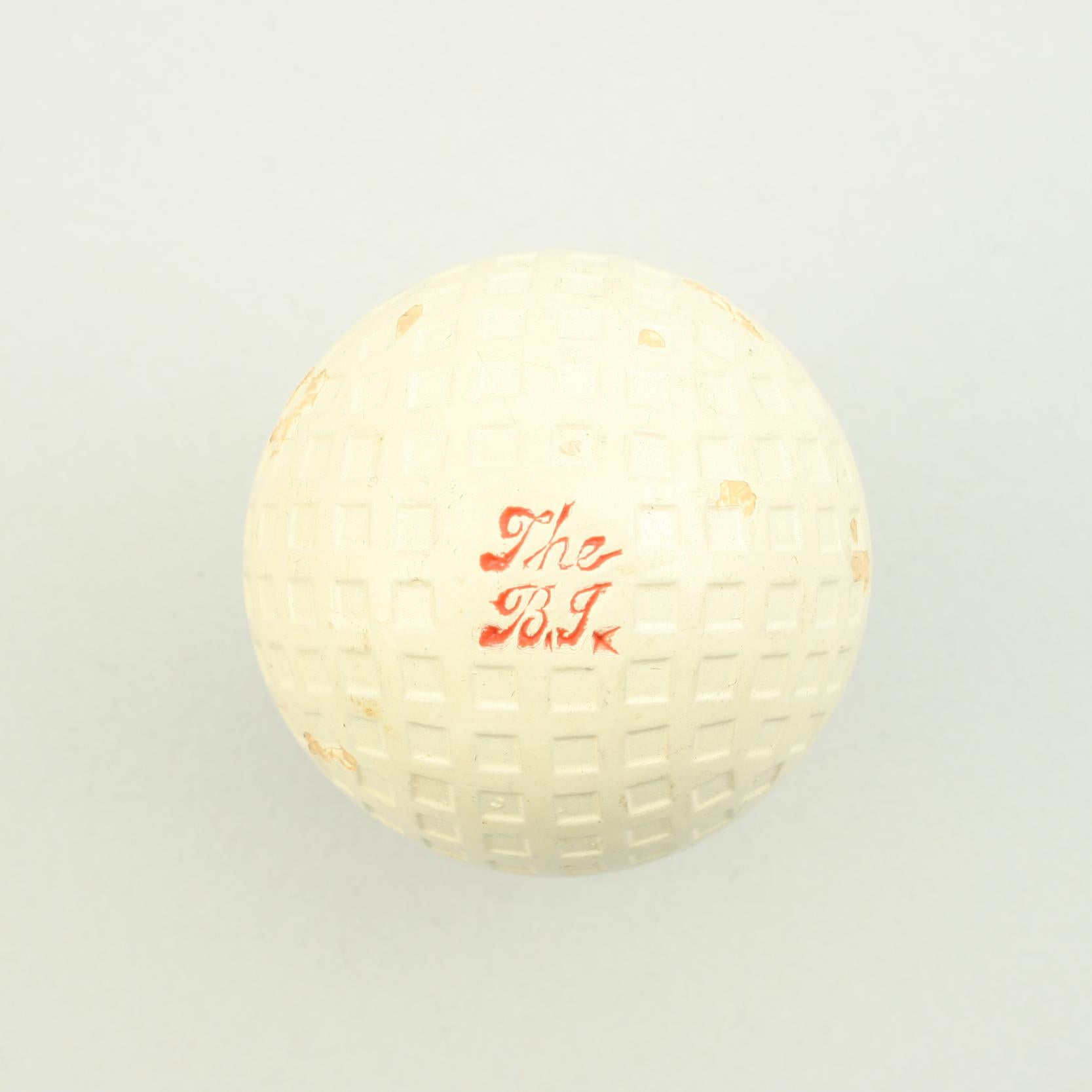 Antike Mint Zustand Mesh Patterned 'B.I' Golfball.

Dies ist ein außergewöhnlicher Golfball in nahezu neuwertigem Zustand, nie benutzt und immer noch mit seiner Originalverpackung. Der Golfball mit Netz- oder Gittermuster aus dem Jahr 1910 wurde
