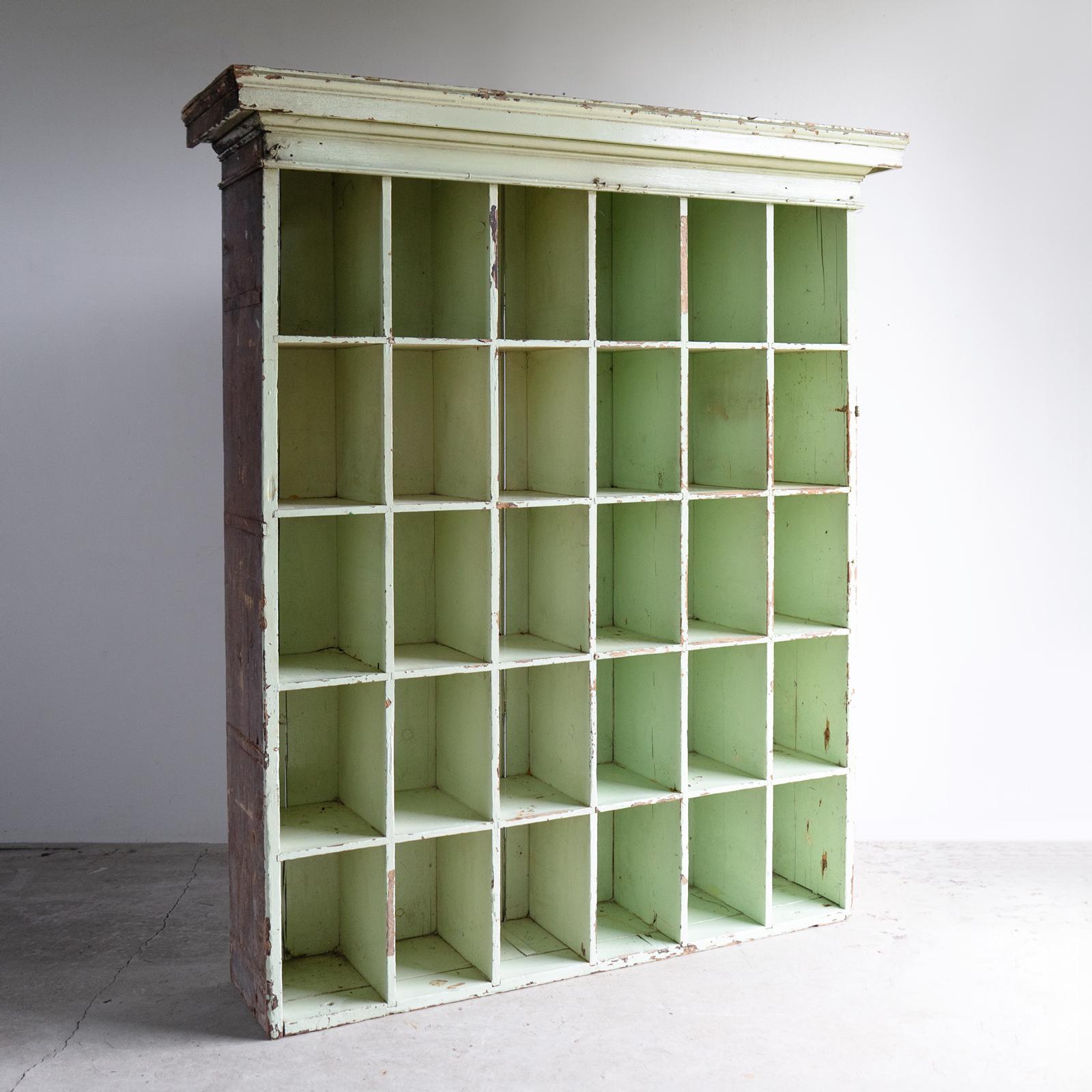 TROUS DE PIGEON/ÉTAGÈRES/RANGEMENT EN BOIS ANTIQUE 

Construite en pin avec une corniche décorative moulée au-dessus de trente trous de rangement individuels qui devaient à l'origine servir à trier le courrier ou d'autres objets similaires, mais qui
