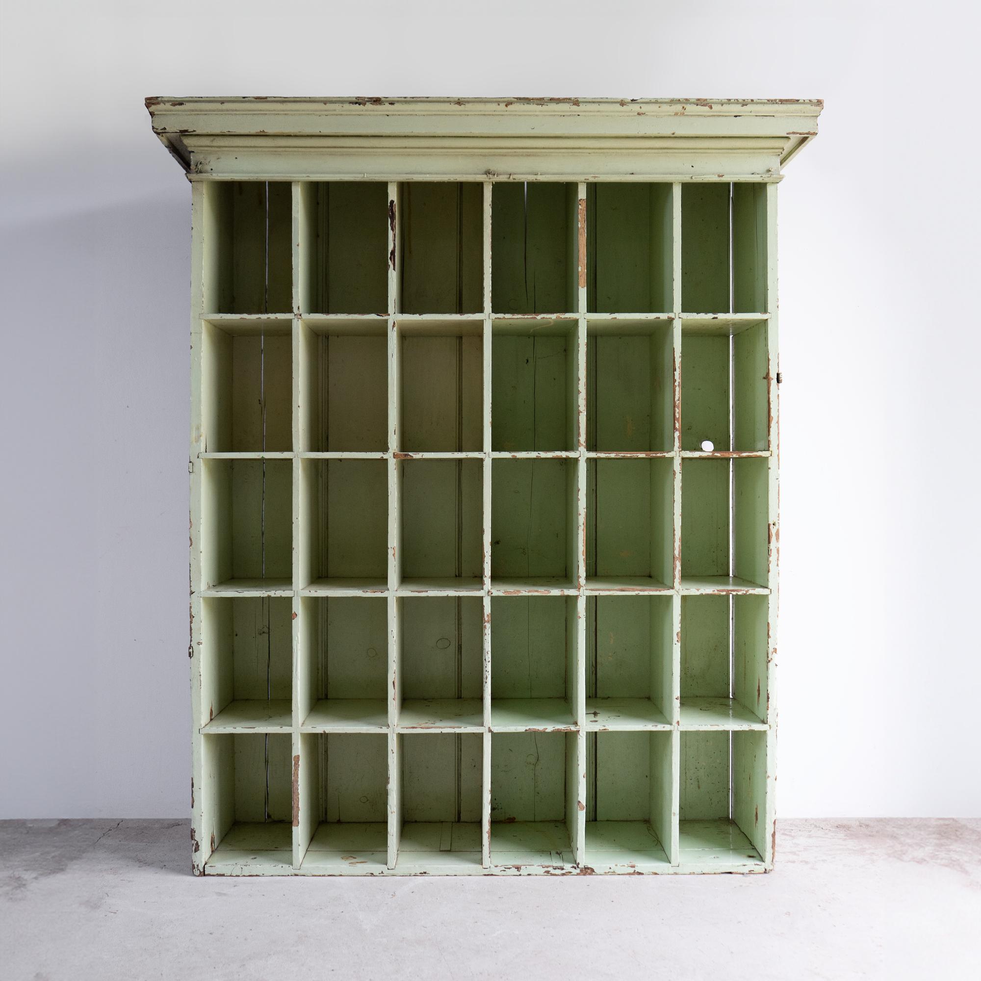 Britannique Ancienne étagère à casier en pin peint en vert menthe, 19e siècle en vente