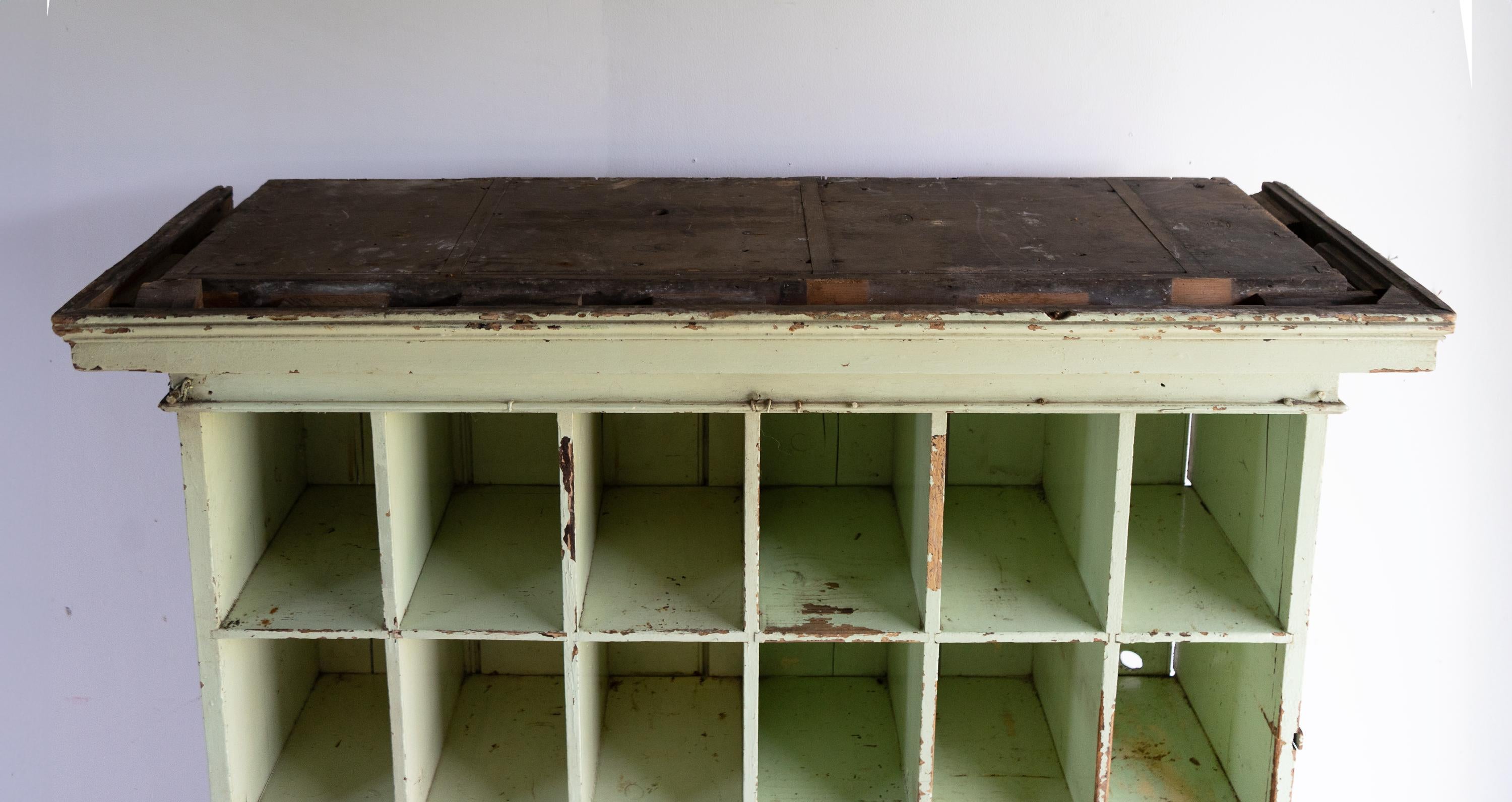 Fait main Ancienne étagère à casier en pin peint en vert menthe, 19e siècle en vente