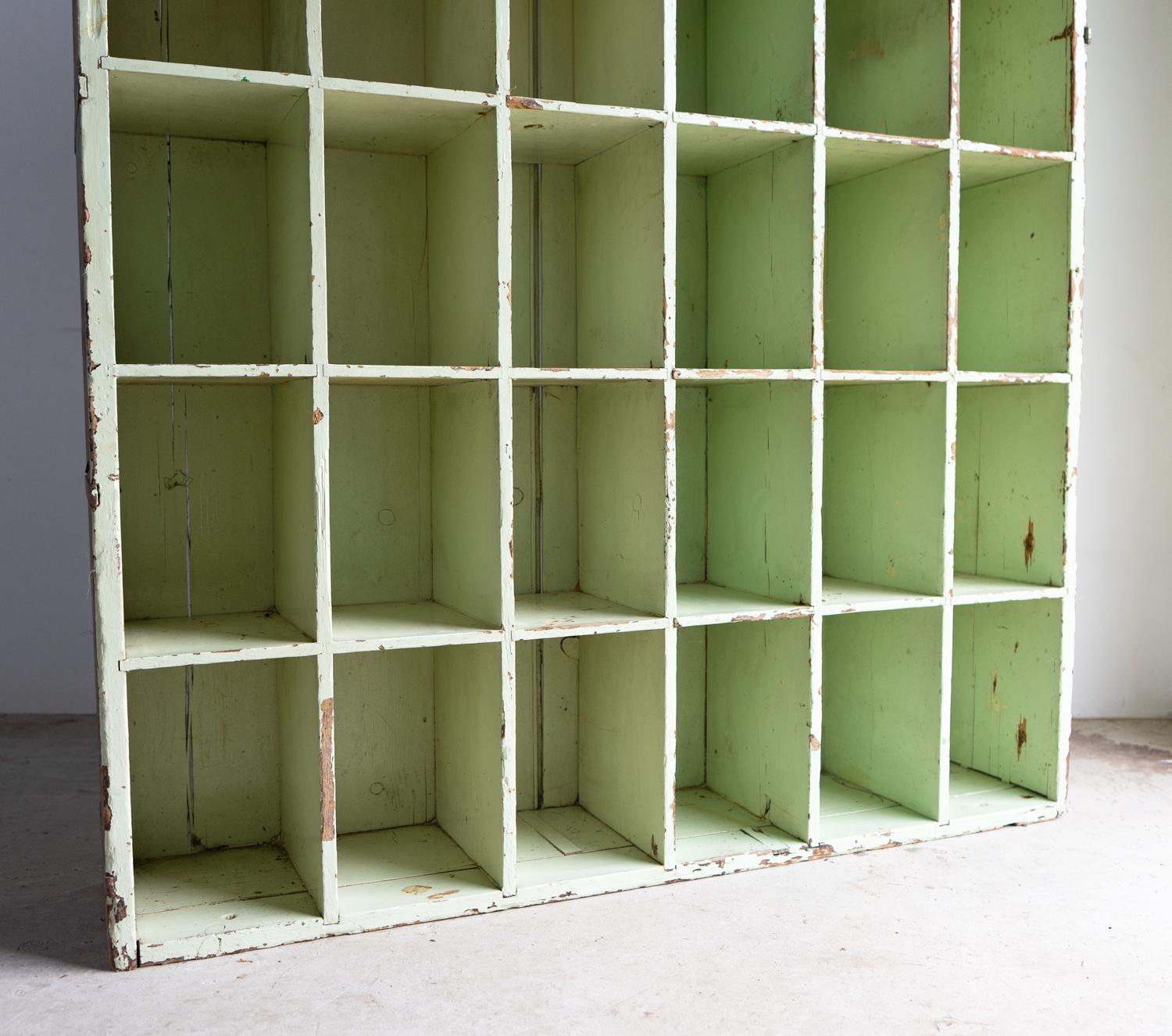 Ancienne étagère à casier en pin peint en vert menthe, 19e siècle Bon état - En vente à Bristol, GB