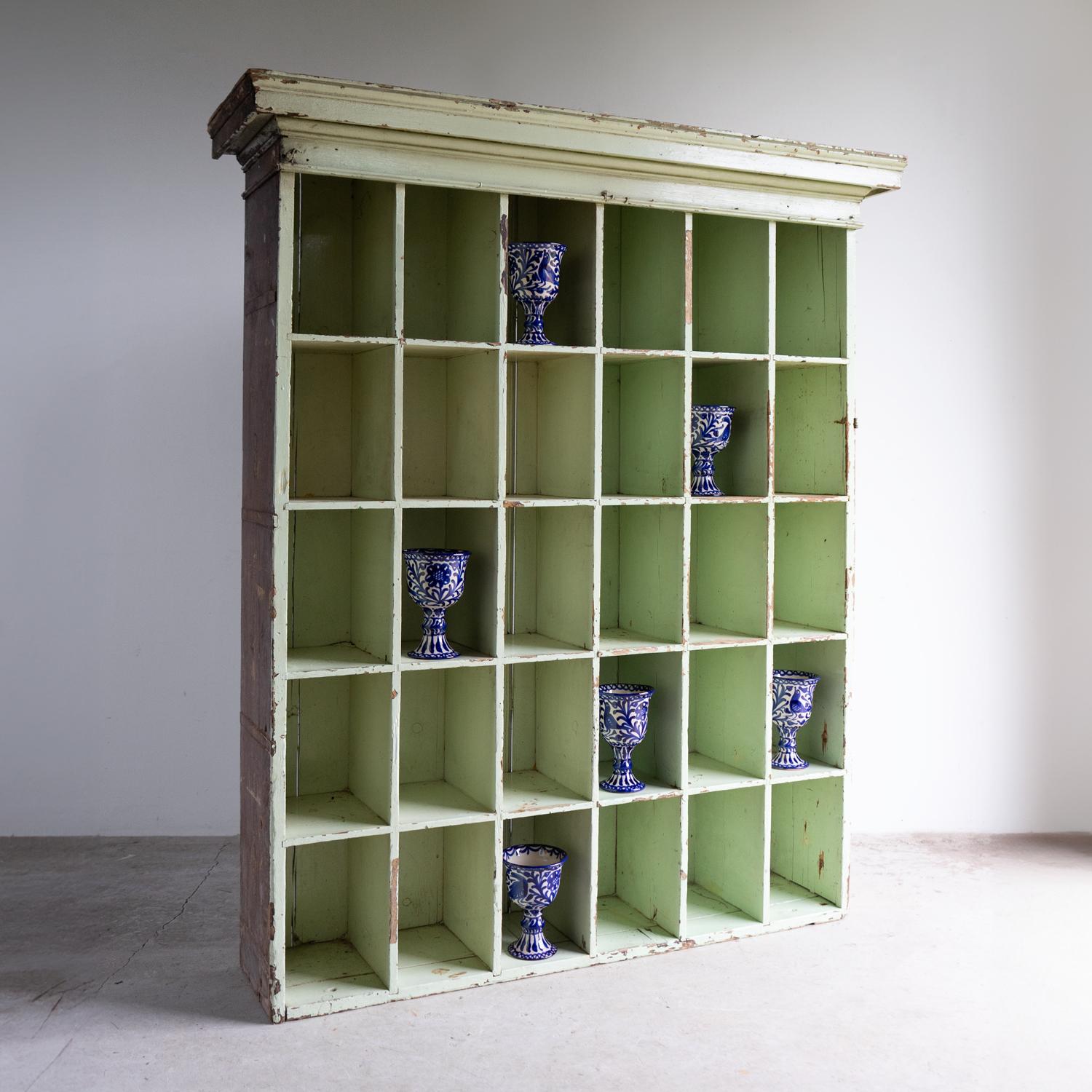 Ancienne étagère à casier en pin peint en vert menthe, 19e siècle en vente 1