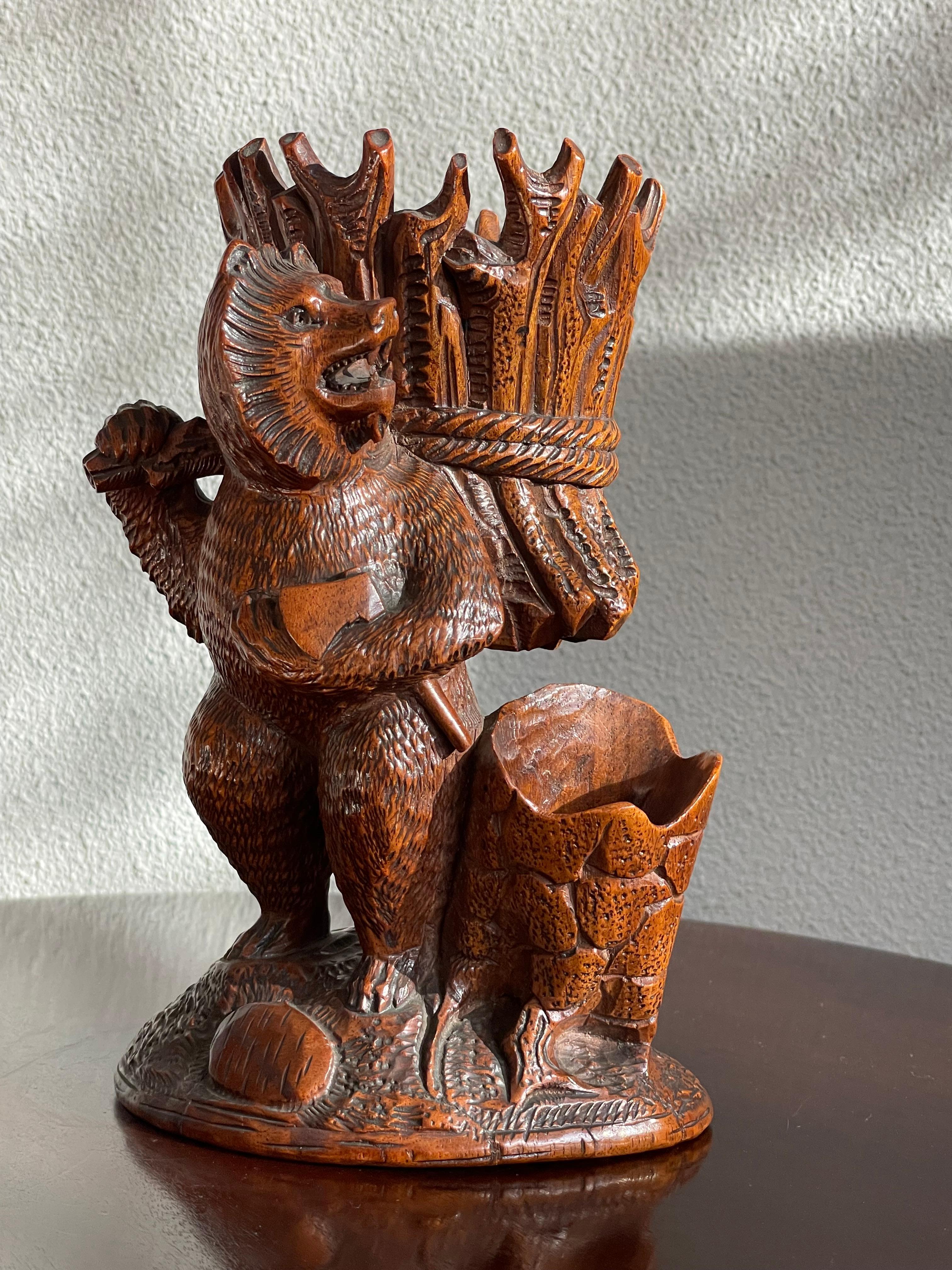 Antike & Mint, Top Qualität geschnitzt Black Forest Holzfäller Bär w. Die Axt-Skulptur im Angebot 3