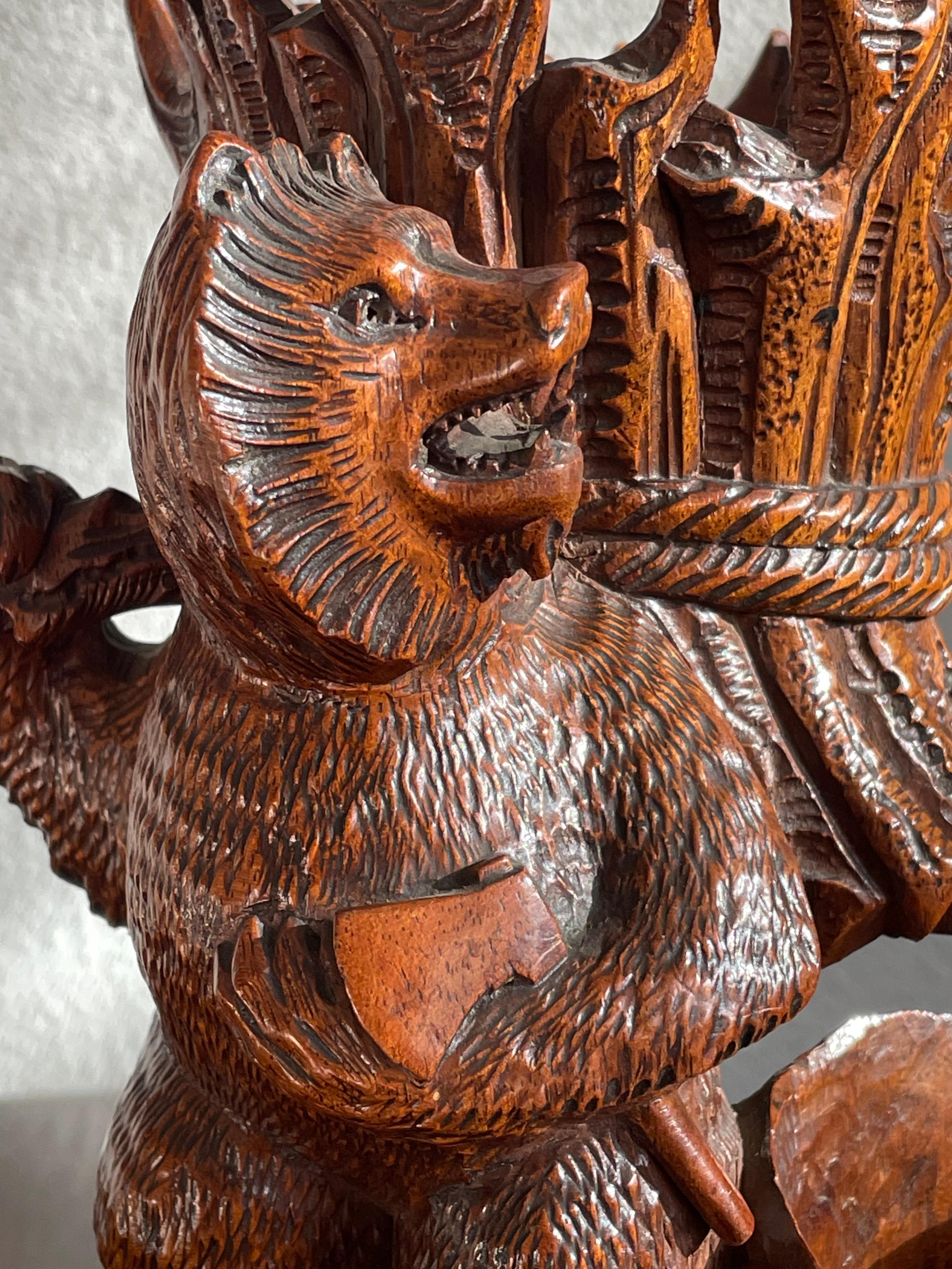 Antike & Mint, Top Qualität geschnitzt Black Forest Holzfäller Bär w. Die Axt-Skulptur im Angebot 5