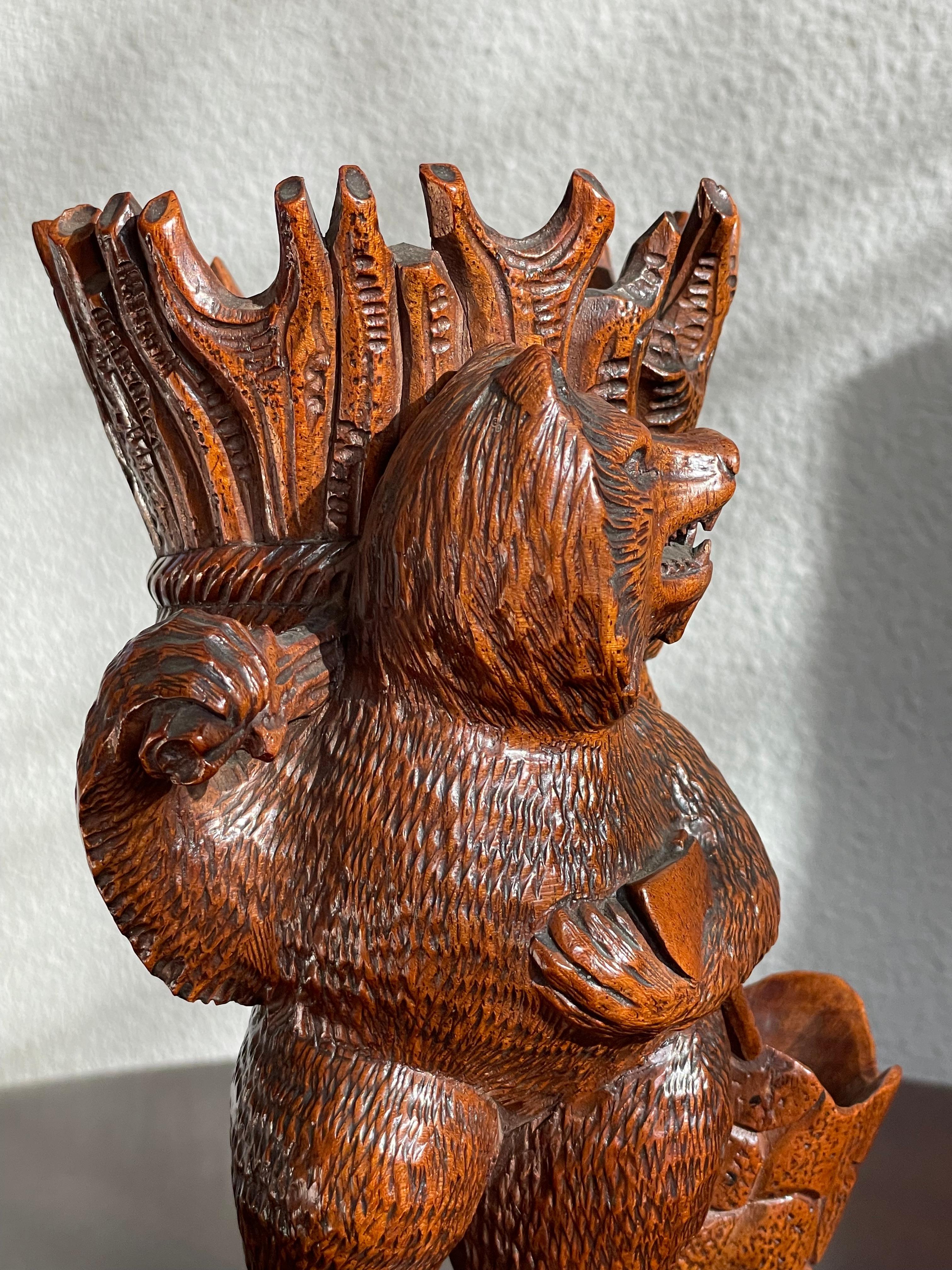 Antike & Mint, Top Qualität geschnitzt Black Forest Holzfäller Bär w. Die Axt-Skulptur im Angebot 6