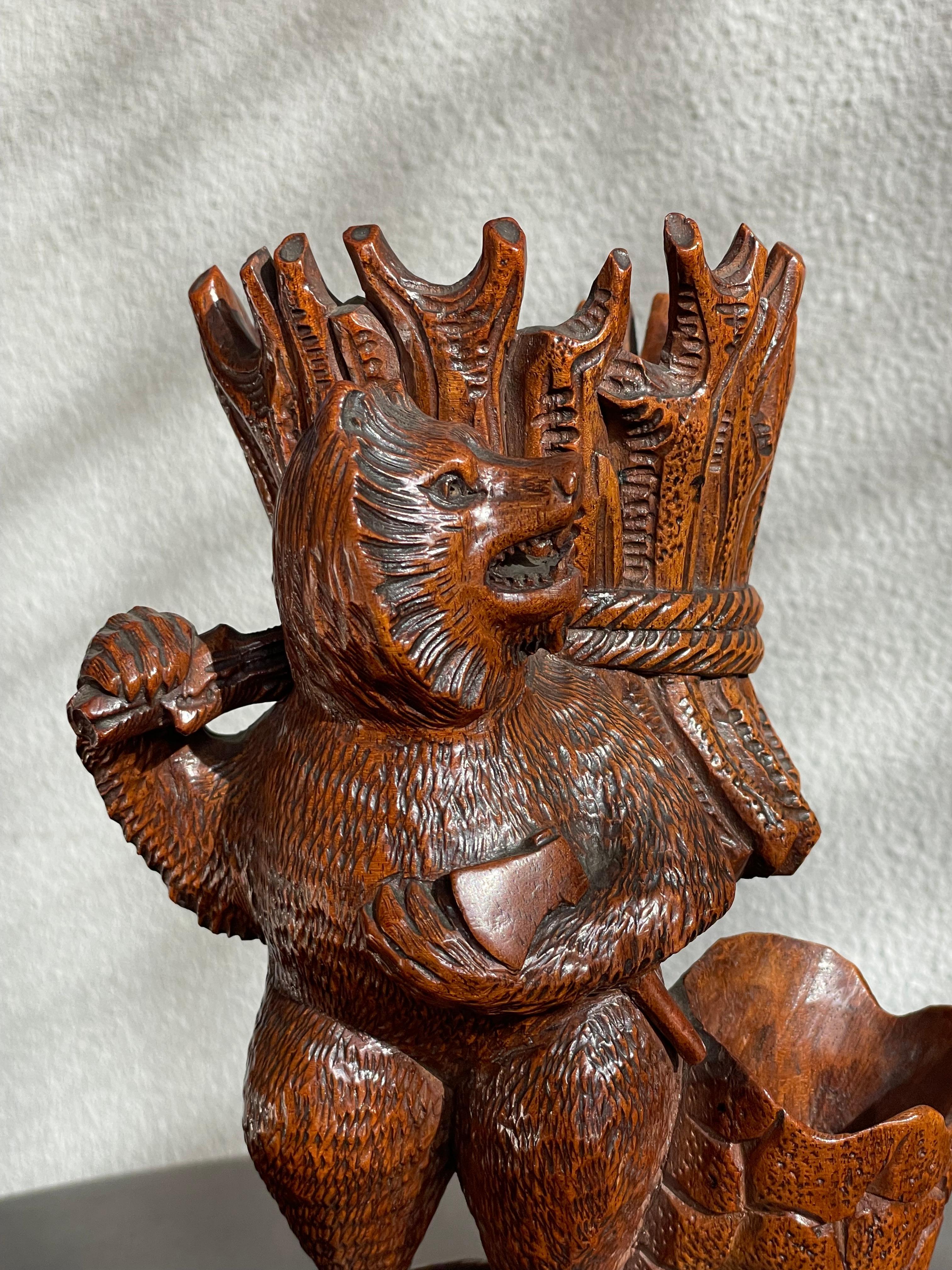 Forêt-Noire Antique & Mint, Top Quality Carved Black Forest Lumberjack Bear w. Sculpture The Axe en vente