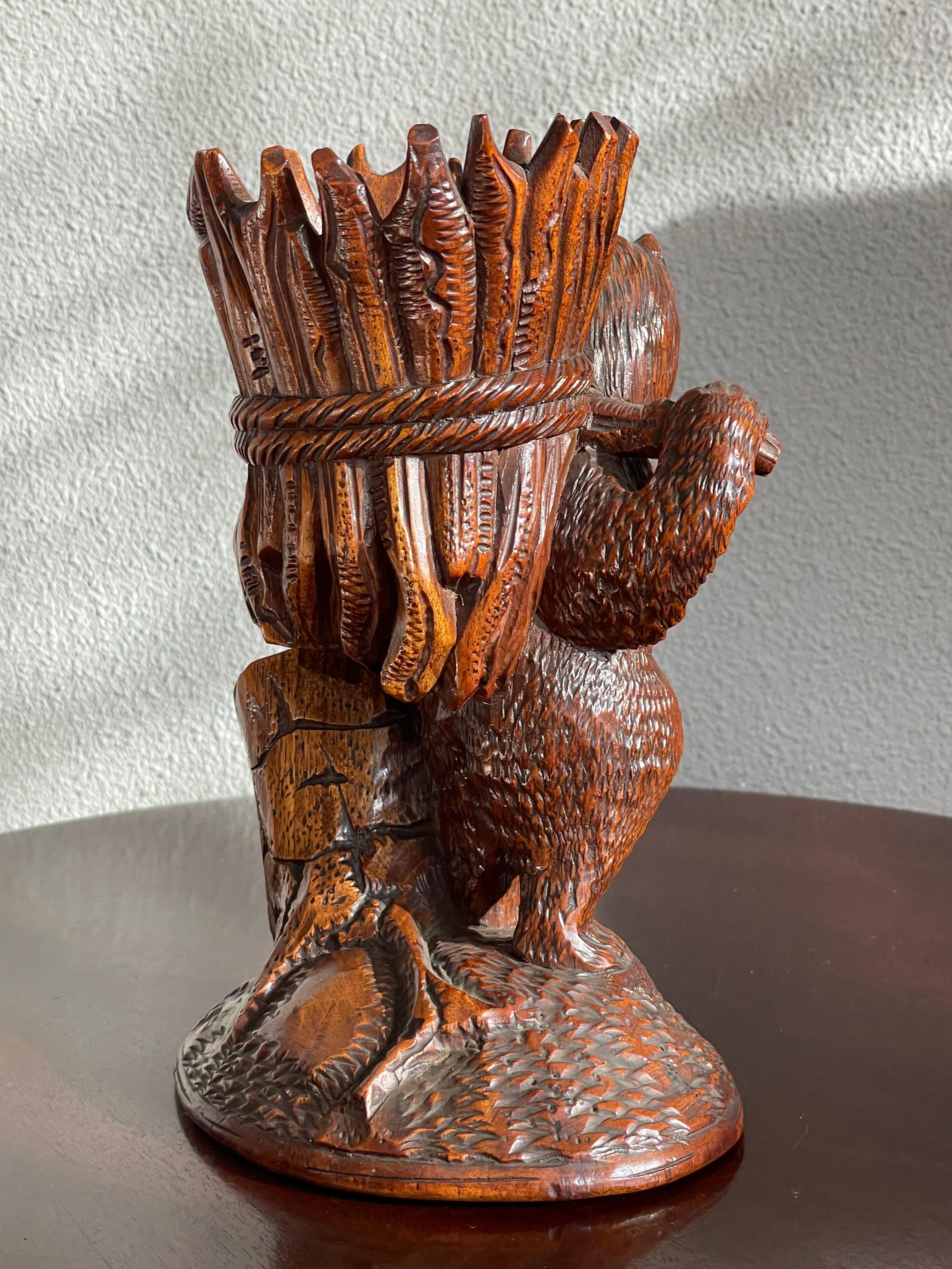 Sculpté à la main Antique & Mint, Top Quality Carved Black Forest Lumberjack Bear w. Sculpture The Axe en vente