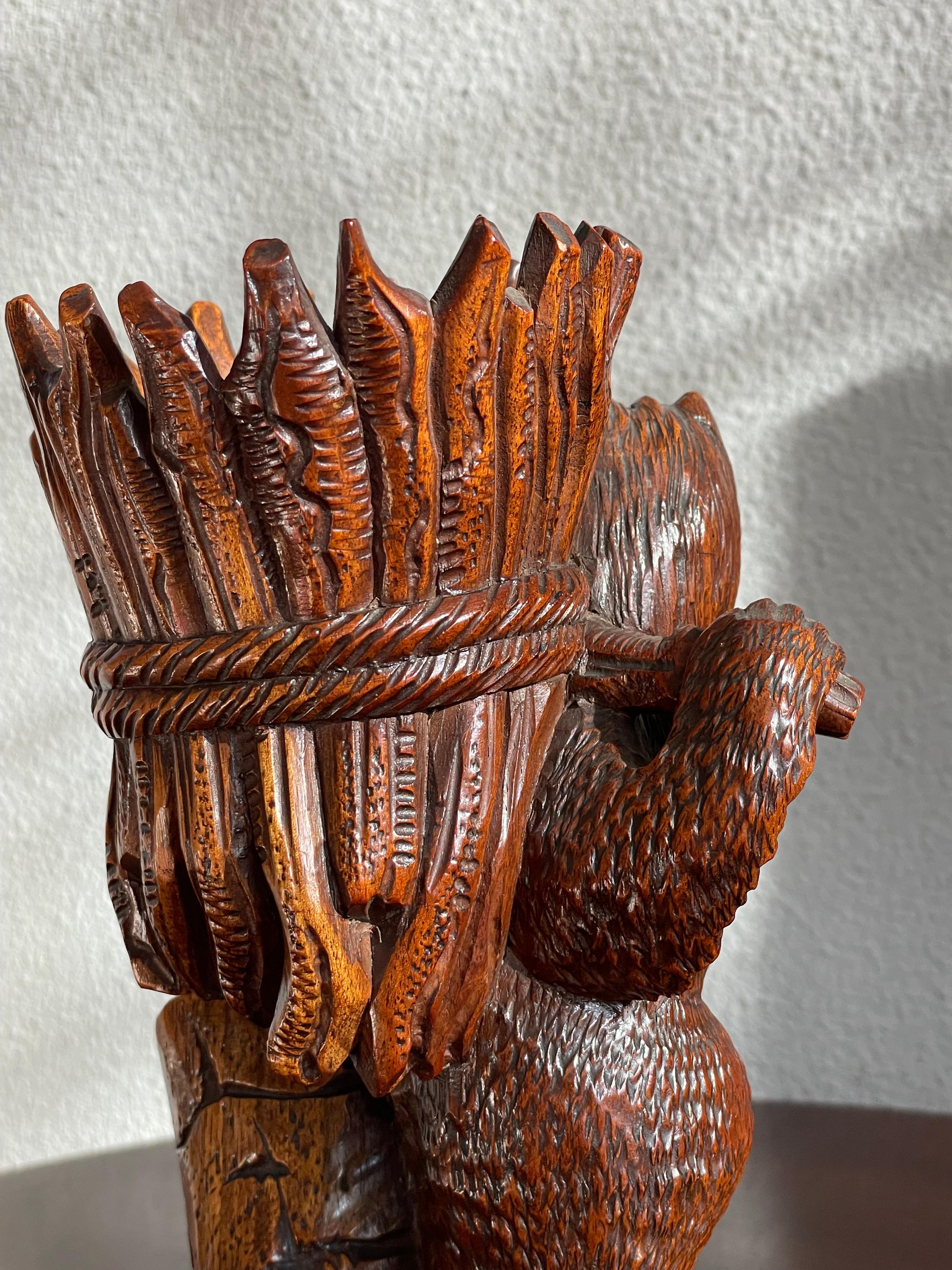 Antike & Mint, Top Qualität geschnitzt Black Forest Holzfäller Bär w. Die Axt-Skulptur im Zustand „Hervorragend“ im Angebot in Lisse, NL