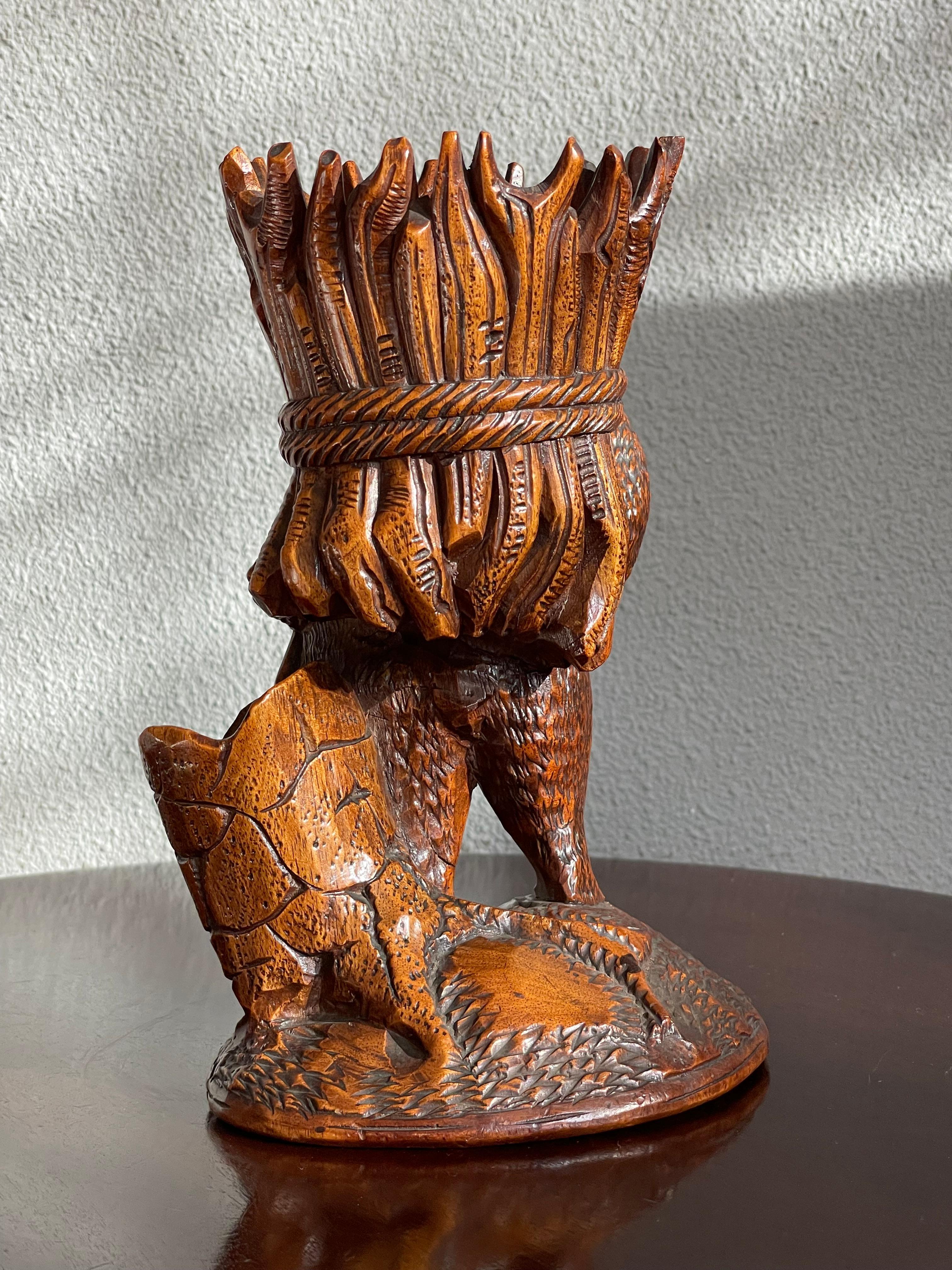 20ième siècle Antique & Mint, Top Quality Carved Black Forest Lumberjack Bear w. Sculpture The Axe en vente