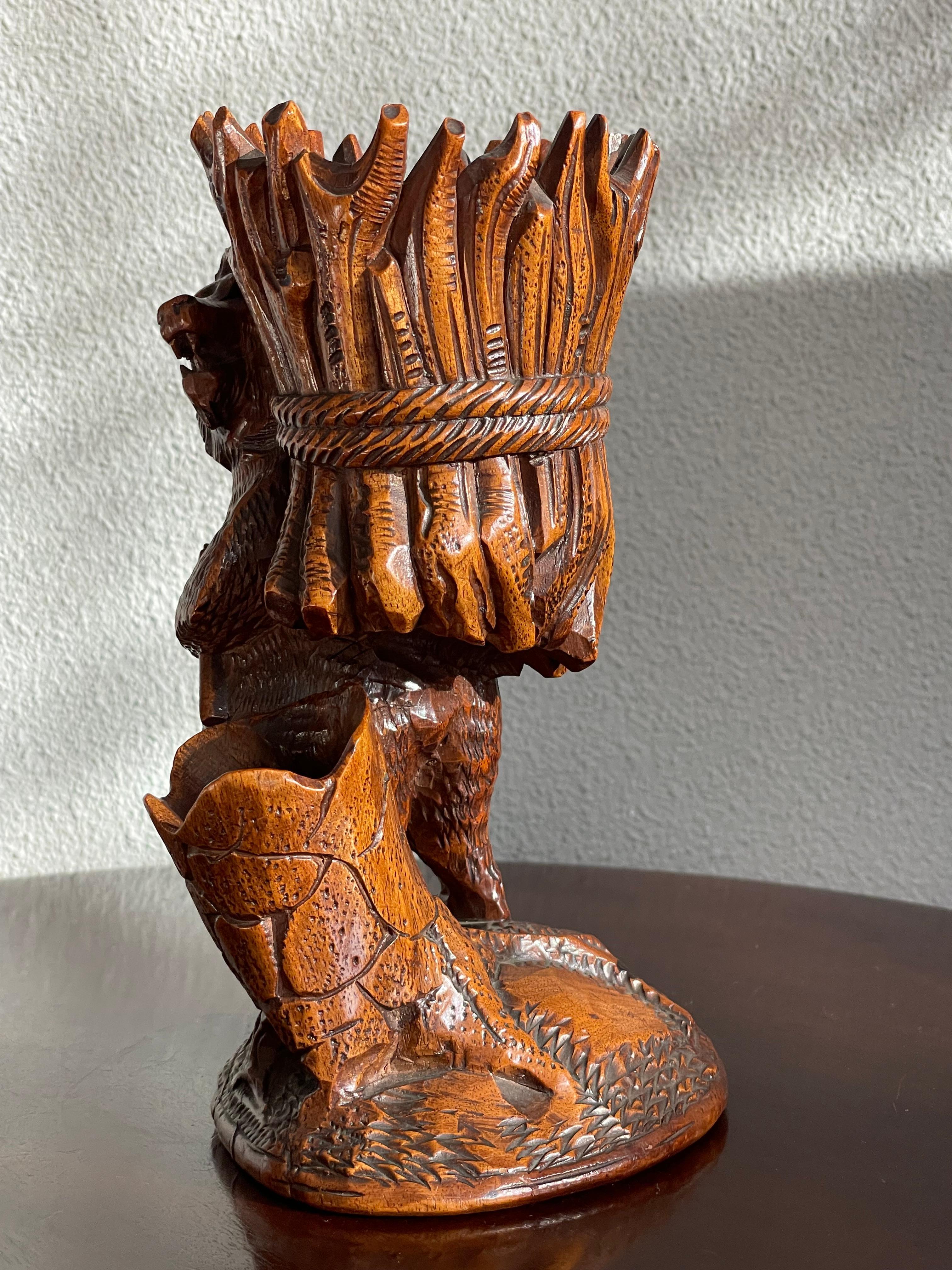 Bois Antique & Mint, Top Quality Carved Black Forest Lumberjack Bear w. Sculpture The Axe en vente