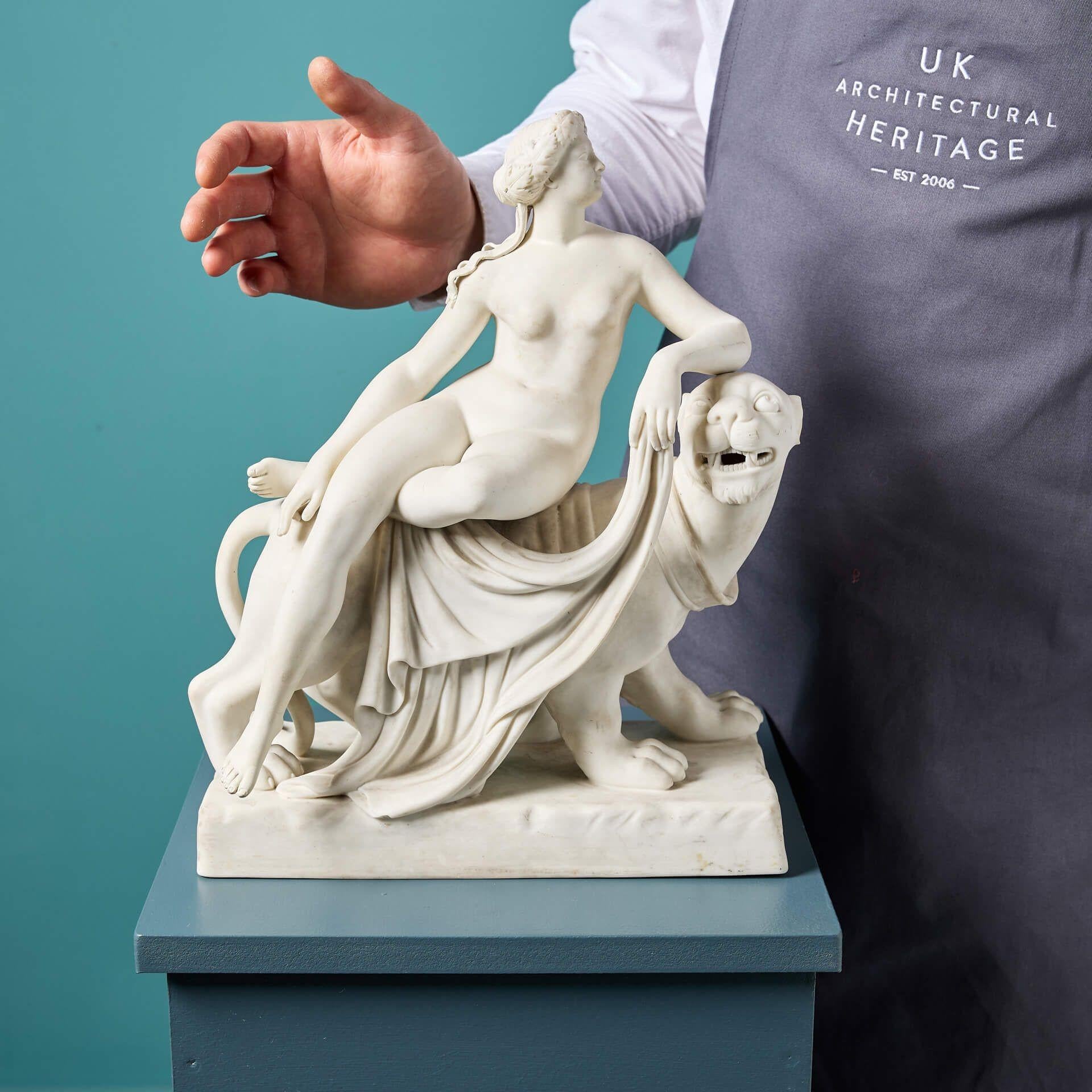 Sculpture ancienne en parian et porcelaine de Minton représentant Ariandne et la panthère, modelée par John Bell (1811-1895).

Datant du milieu du XIXe siècle, cette sculpture représente la princesse crétoise Ariane, épouse du dieu du vin Dionysos,