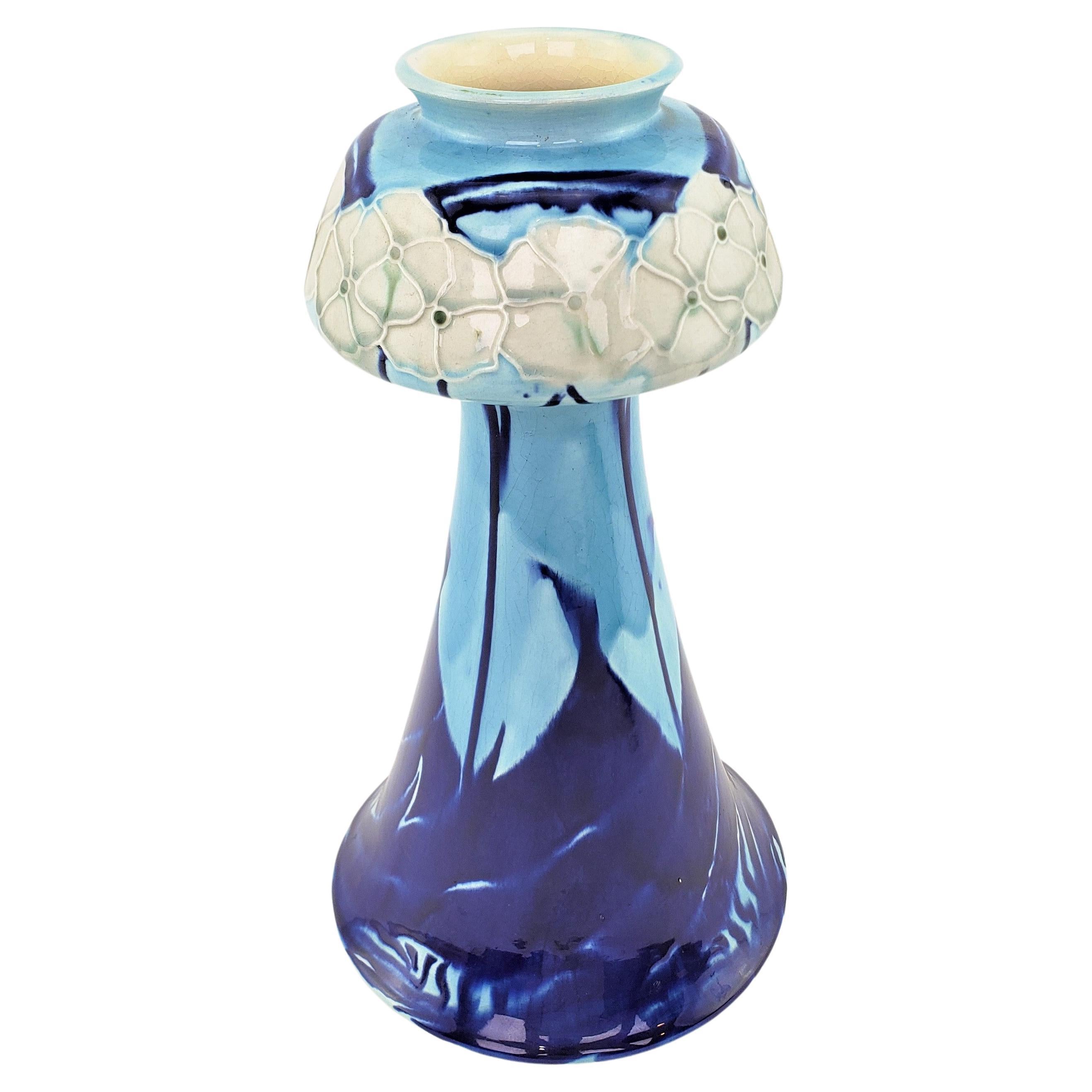 Ancien vase sécessionniste de Minton en bleu clair et cobalt avec motif floral