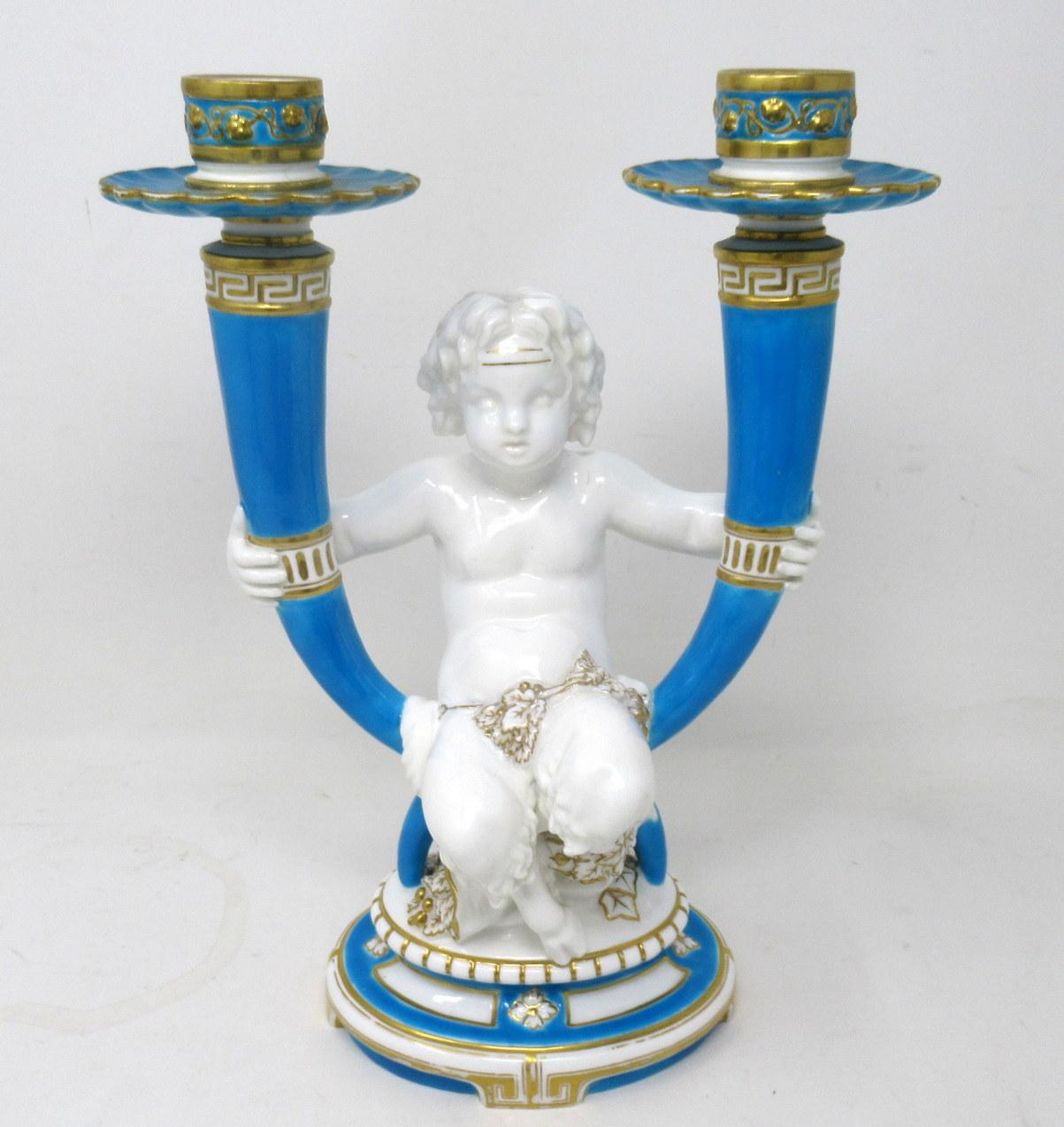 Superbe exemple de candélabre anglais à deux branches en porcelaine de Minton, représentant un chérubin tenant dans chaque main un bougeoir, assis sur une base ovale au-dessus d'un pied élaboré. Vers le troisième quart du XIXe siècle, peut-être plus