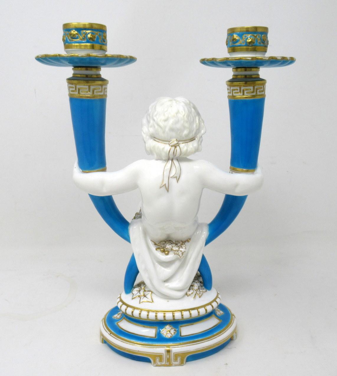 Victorien Ancien candélabre en porcelaine de Minton Staffordshire représentant un chérubin, 19ème siècle   en vente