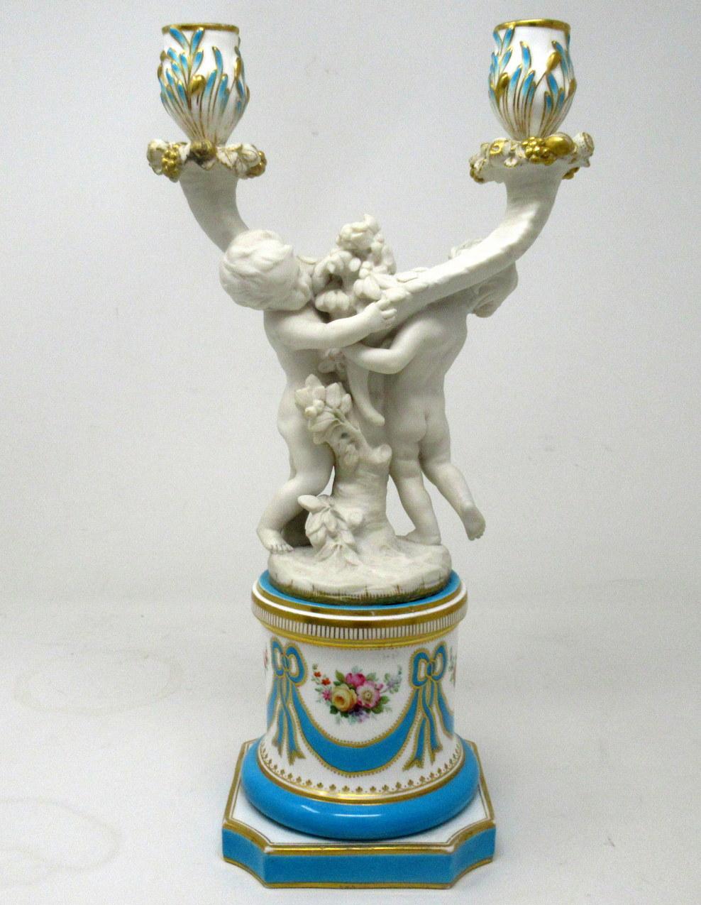 Victorien Centre de table ancien candélabre en porcelaine de Minton Staffordshire représentant un chérubin de Parian (19C) en vente