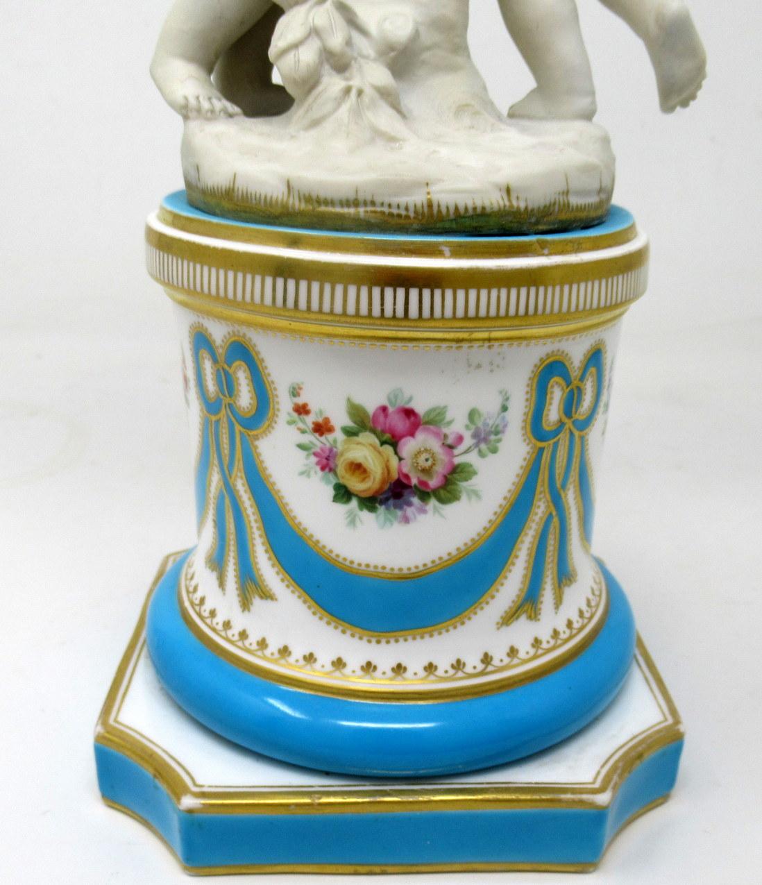 XIXe siècle Centre de table ancien candélabre en porcelaine de Minton Staffordshire représentant un chérubin de Parian (19C) en vente