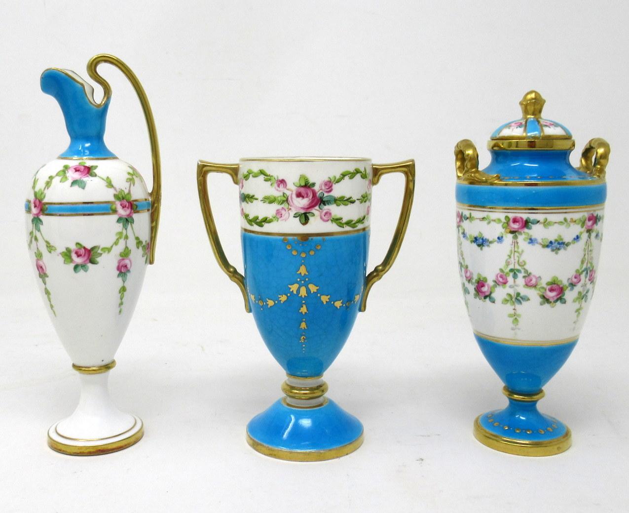 Superbe exemple d'une collection de trois objets décoratifs miniatures en porcelaine de Minton, une urne à deux anses avec couvercle, un vase à deux anses et une aiguière élancée, tous de qualité exceptionnelle. 

Chacune est décorée de roses